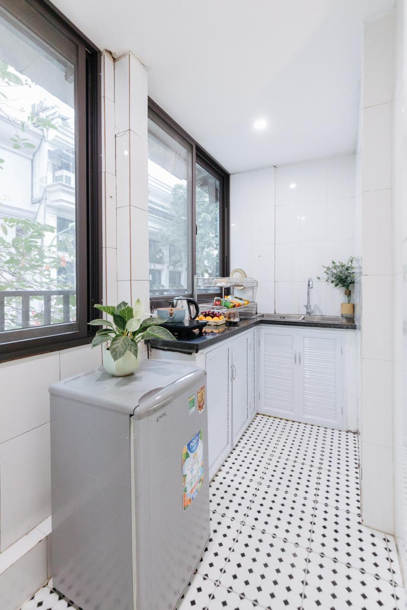 4 separate bedrooms, 5 beds, many bathrooms, old town, spacious, 13 ton dan street