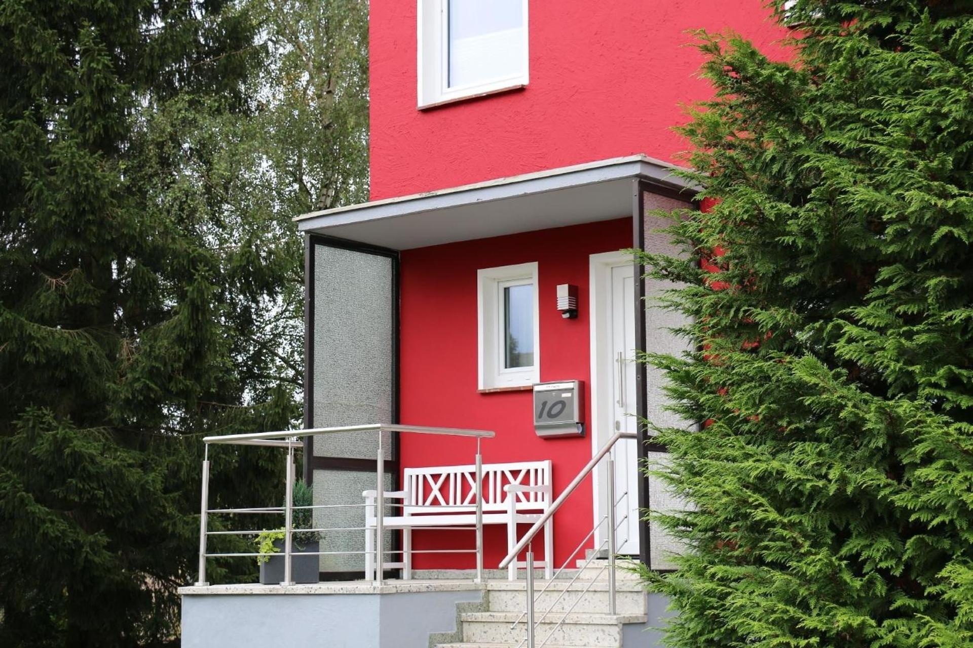 Modernes, gemütliches Ferienhaus mit Terrasse und Garten
