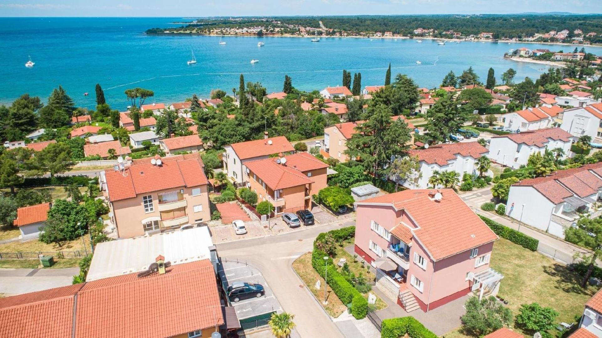 Strandnahe Ferienwohnung Mit Großem Garten