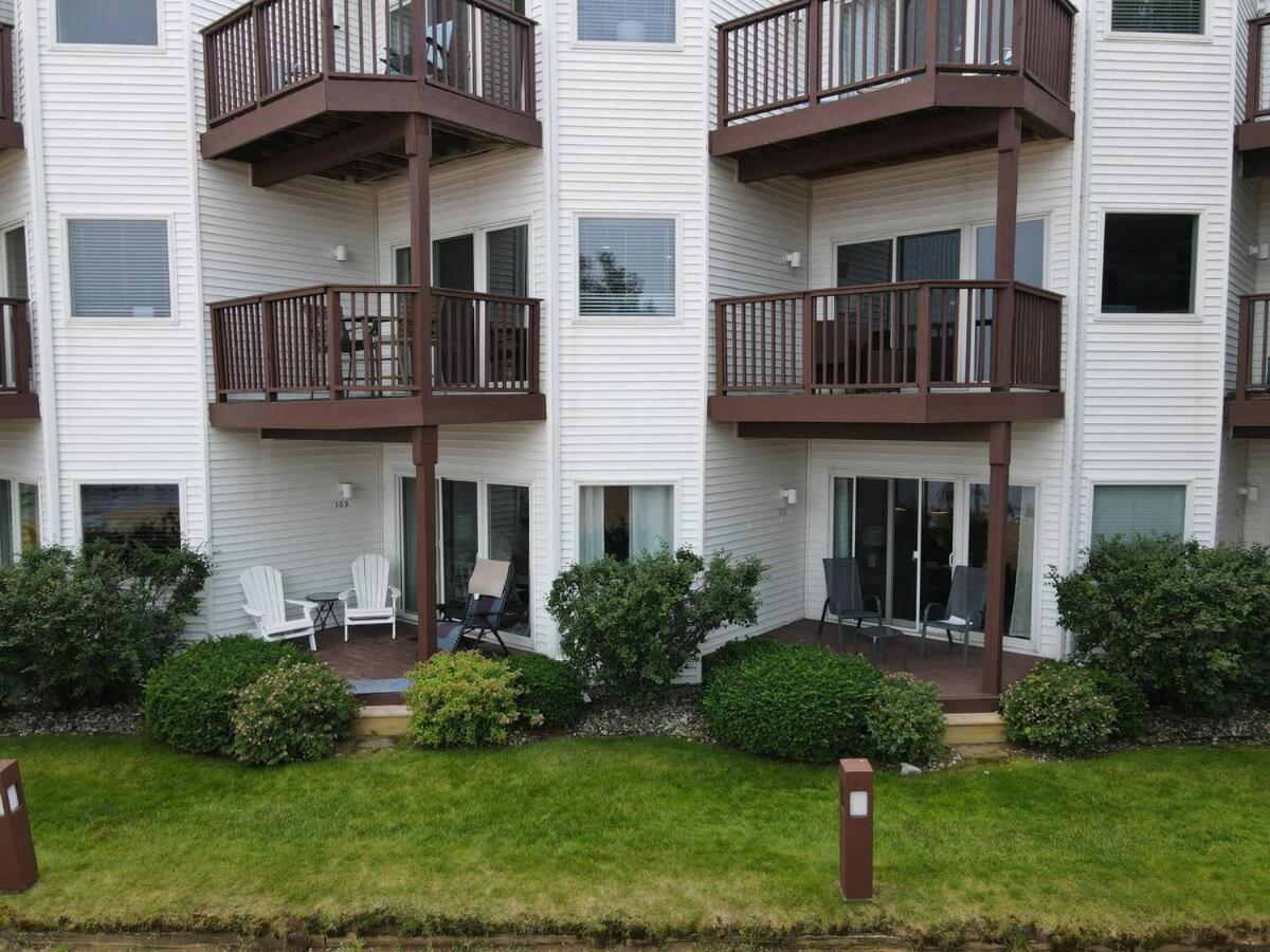 Incredible Beach Condo AC Beach Pool Hot Tub Sunrise