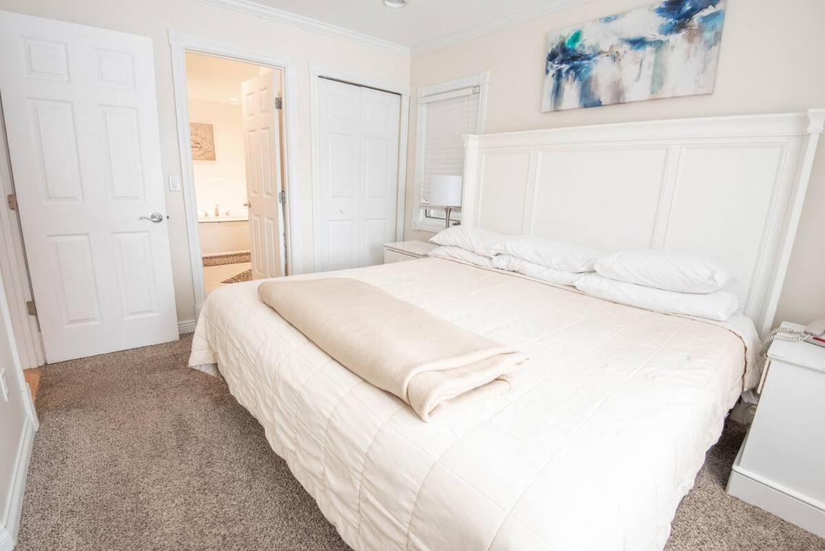 Incredible Beach Condo AC Beach Pool Hot Tub Sunrise