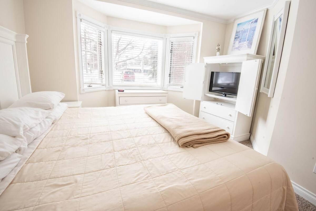 Incredible Beach Condo AC Beach Pool Hot Tub Sunrise