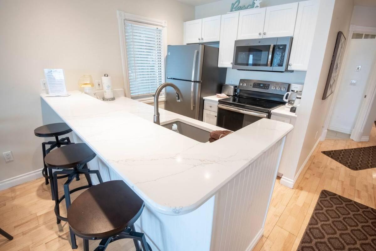 Incredible Beach Condo AC Beach Pool Hot Tub Sunrise