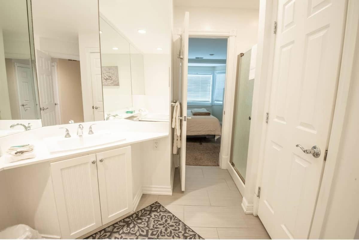 Incredible Beach Condo AC Beach Pool Hot Tub Sunrise