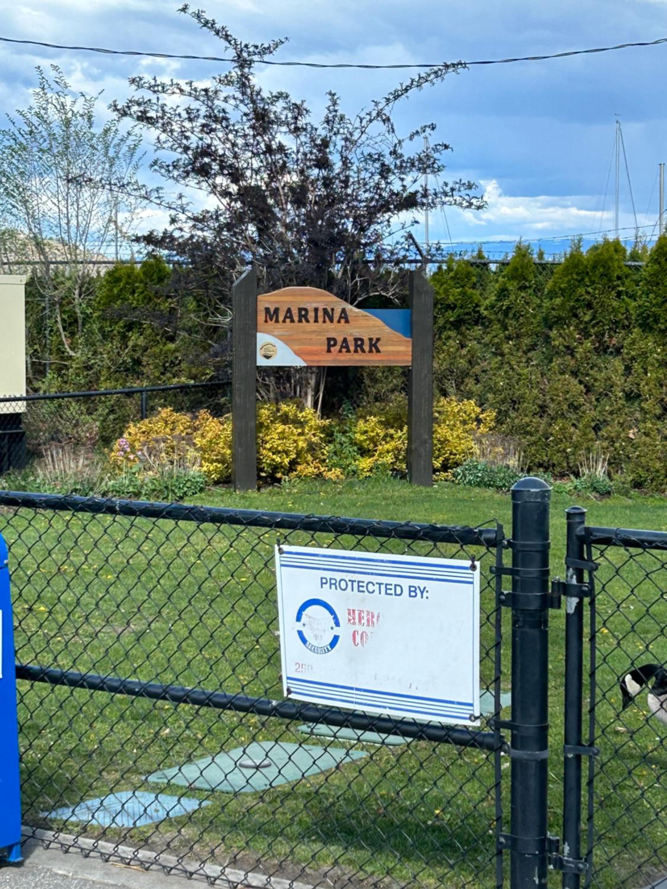 Lakefront wine trail Fully Licensed modern suite
