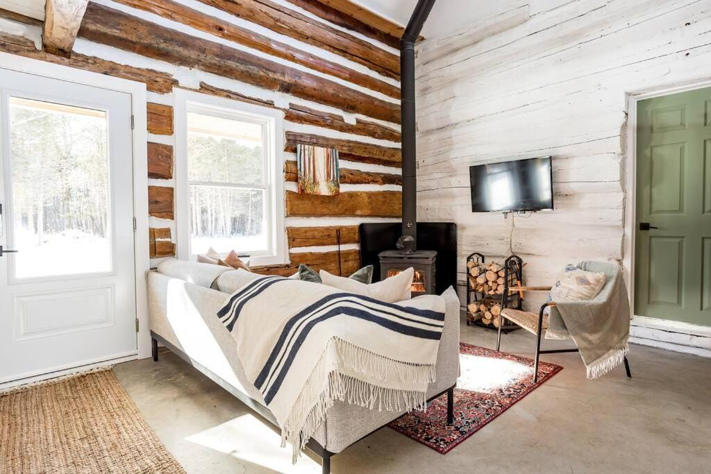 Cottontail Cabin with Hot Tub and wood fired Sauna