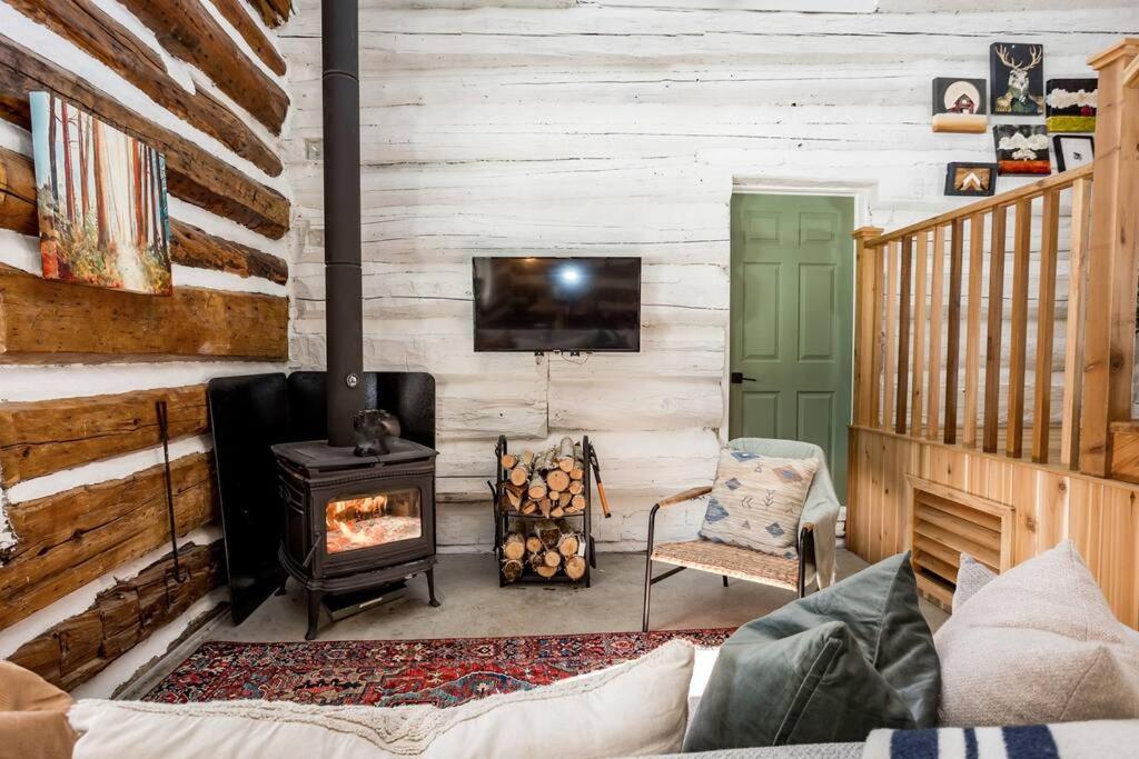 Cottontail Cabin with Hot Tub and wood fired Sauna