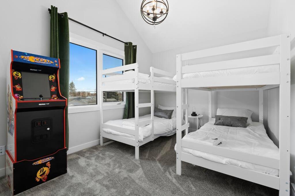 Modern Luxury Home - King Bed•Arcade•WEM•A/C
