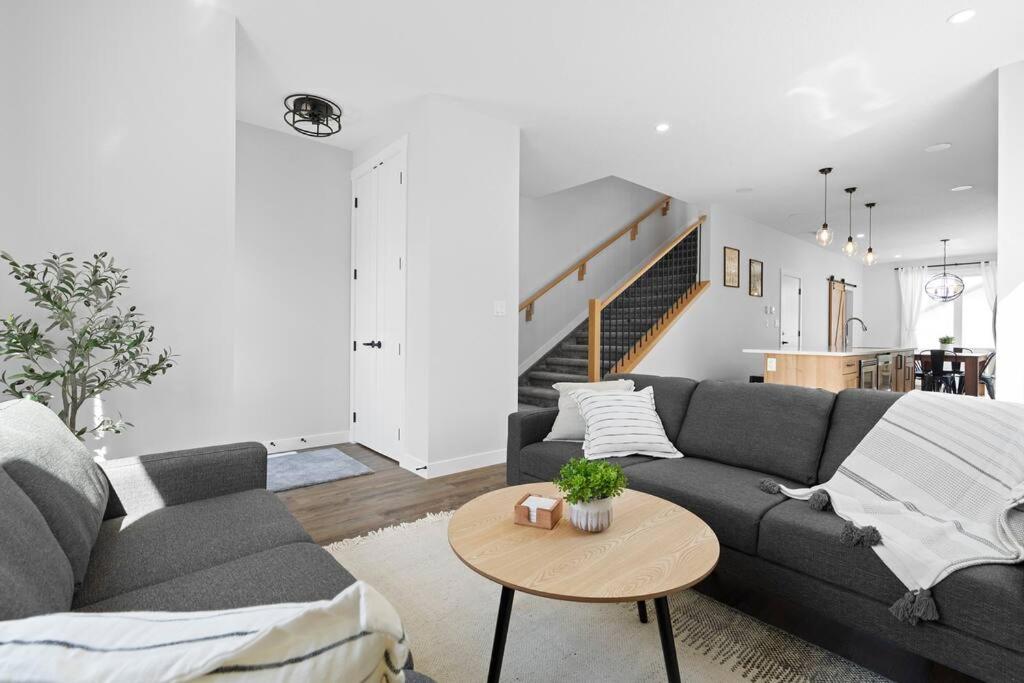 Modern Luxury Home - King Bed•Arcade•WEM•A/C
