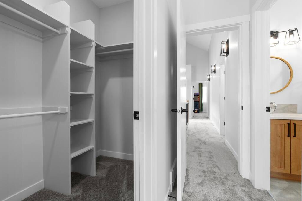 Modern Luxury Home - King Bed•Arcade•WEM•A/C