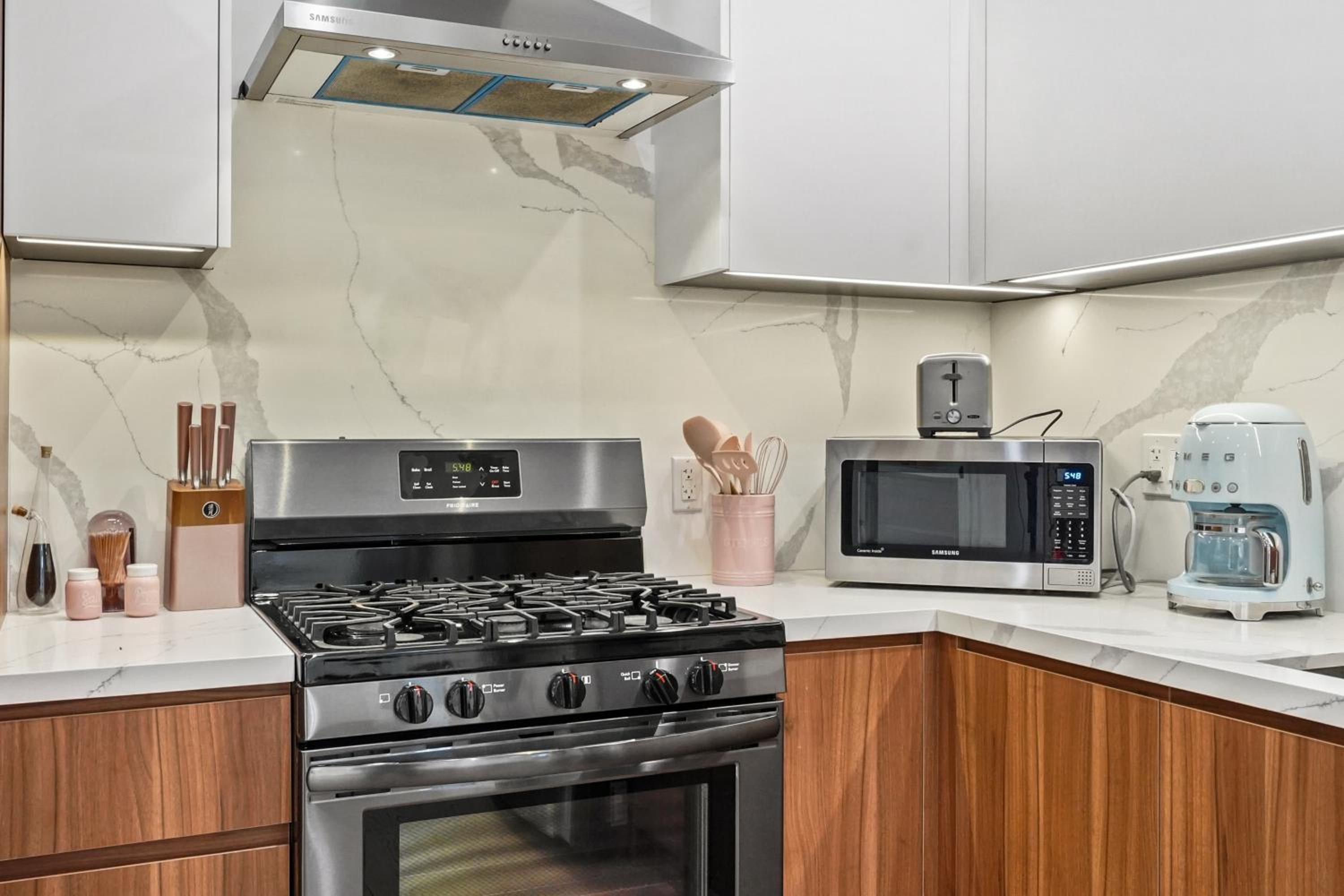 Scandinavian 2BR, 2Bath Townhome, Pet & Kid Friendly, Free Parking, 10min to Venice Beach!