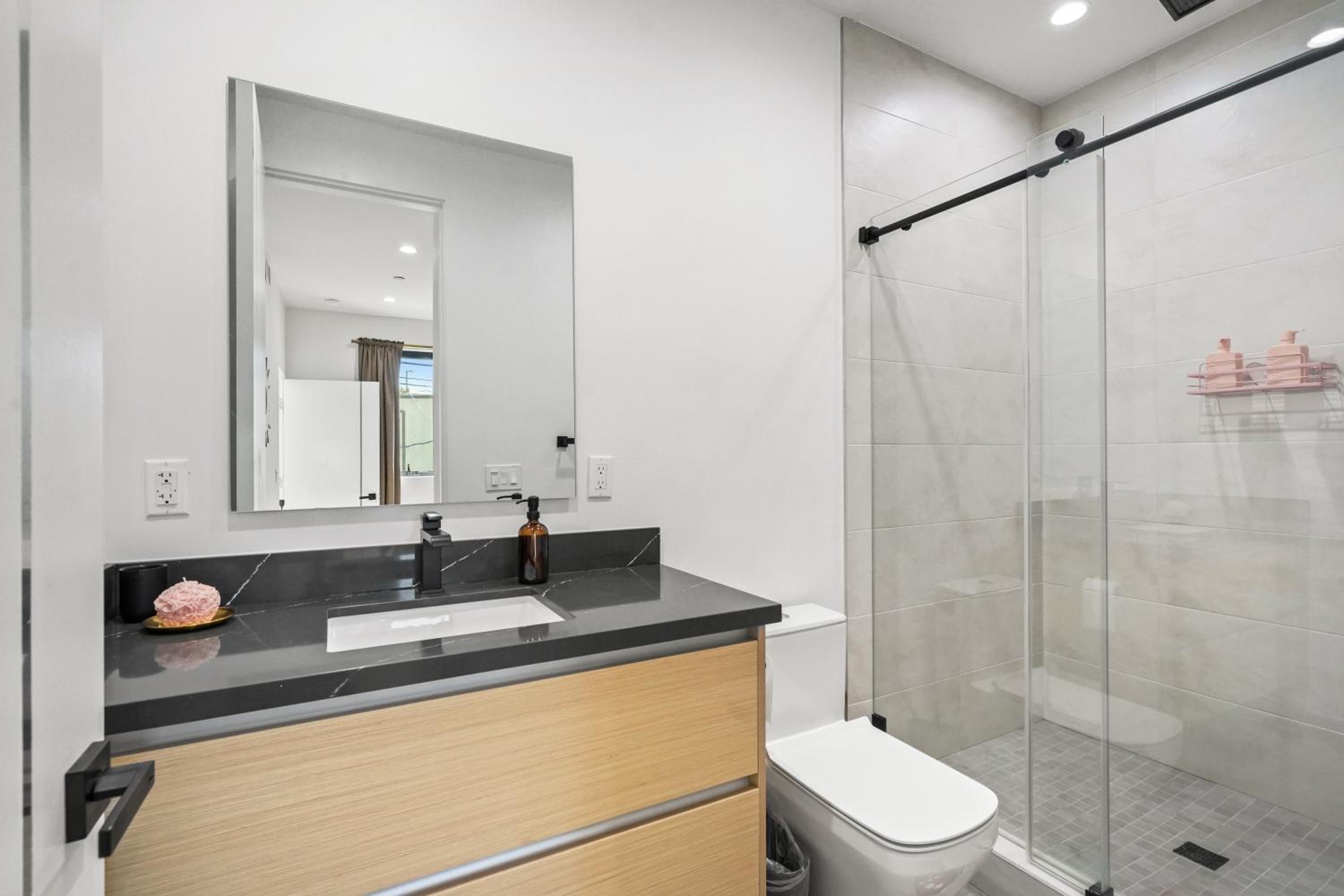 Scandinavian 2BR, 2Bath Townhome, Pet & Kid Friendly, Free Parking, 10min to Venice Beach!