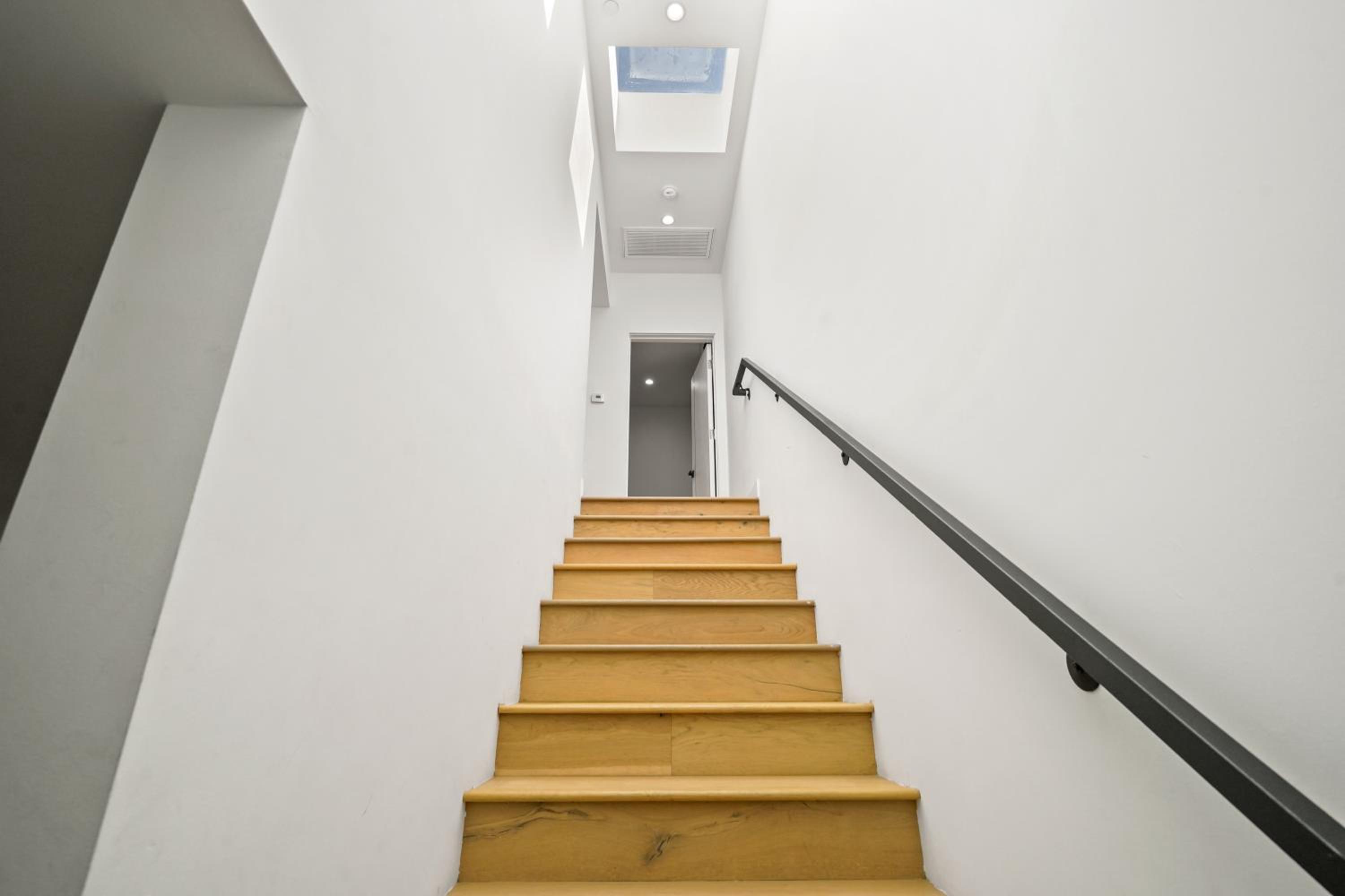 Scandinavian 2BR, 2Bath Townhome, Pet & Kid Friendly, Free Parking, 10min to Venice Beach!