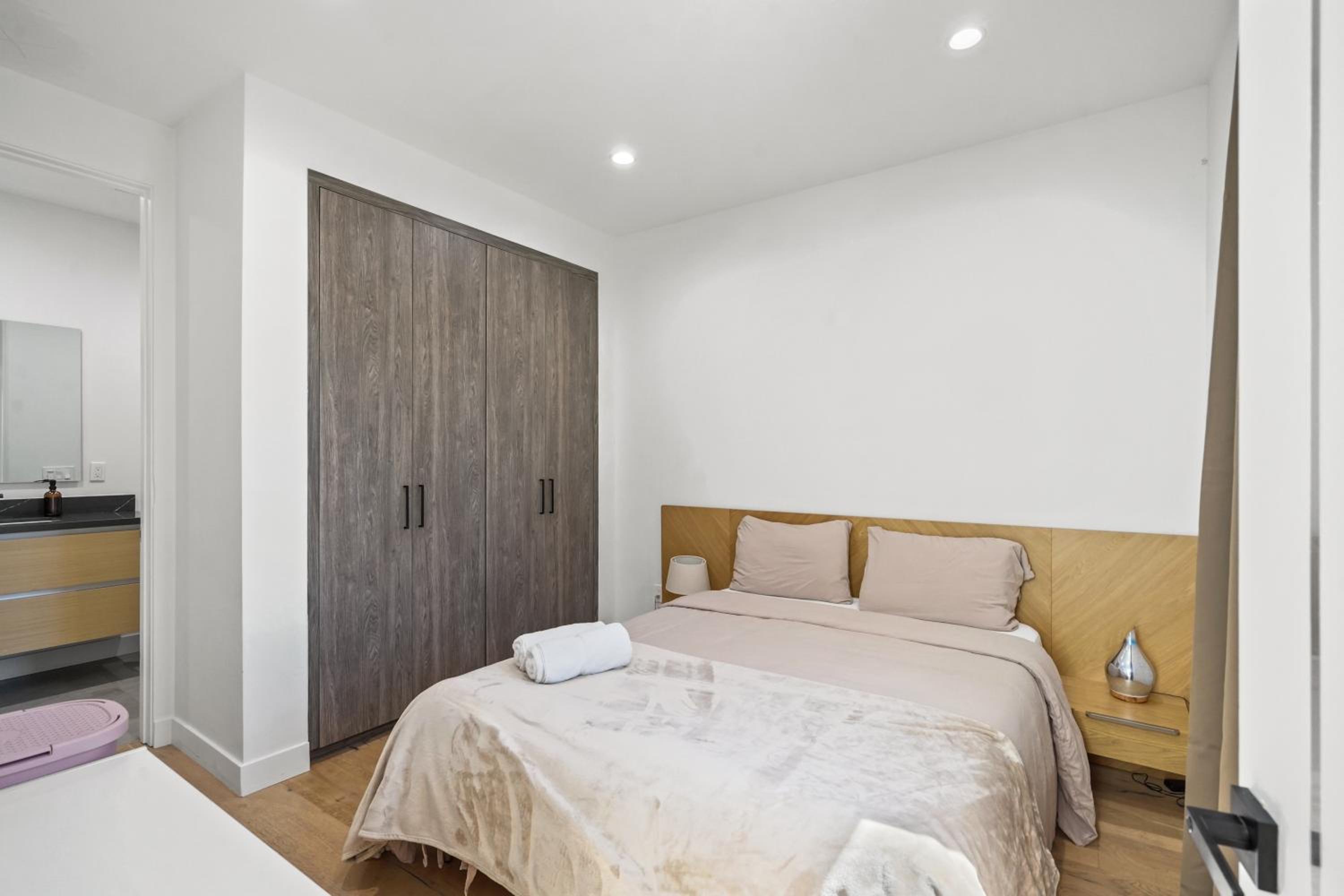 Scandinavian 2BR, 2Bath Townhome, Pet & Kid Friendly, Free Parking, 10min to Venice Beach!
