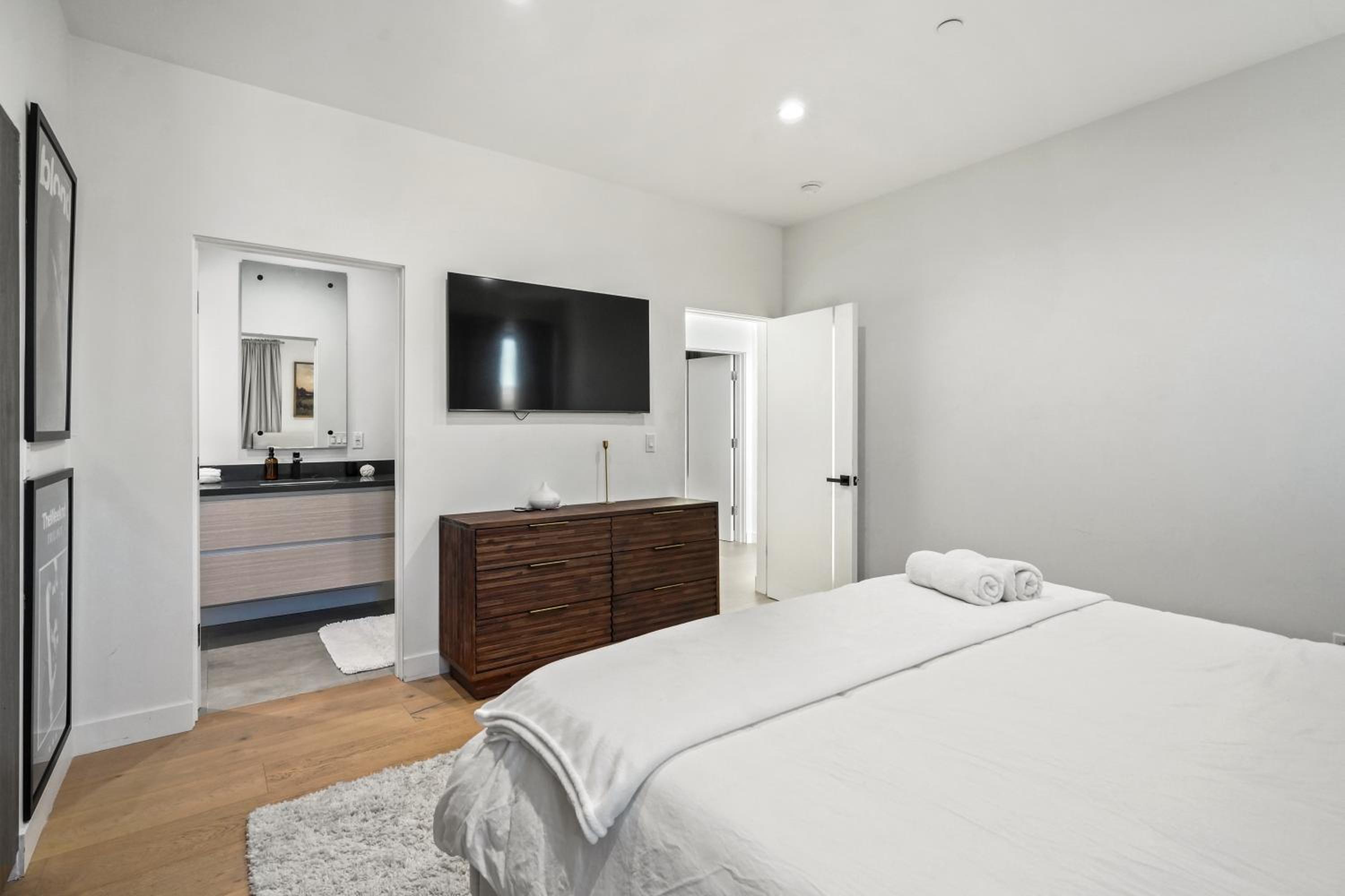 Scandinavian 2BR, 2Bath Townhome, Pet & Kid Friendly, Free Parking, 10min to Venice Beach!