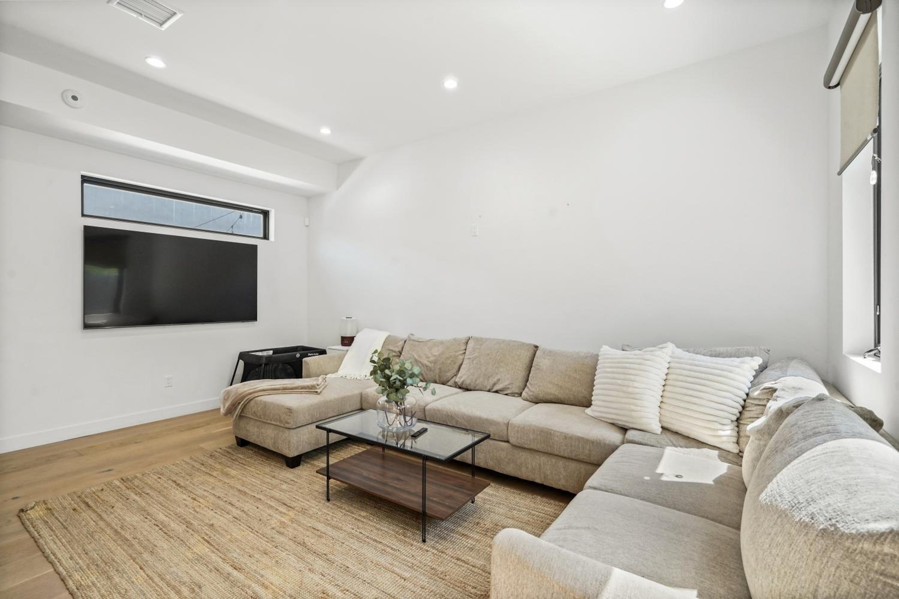 Scandinavian 2BR, 2Bath Townhome, Pet & Kid Friendly, Free Parking, 10min to Venice Beach!