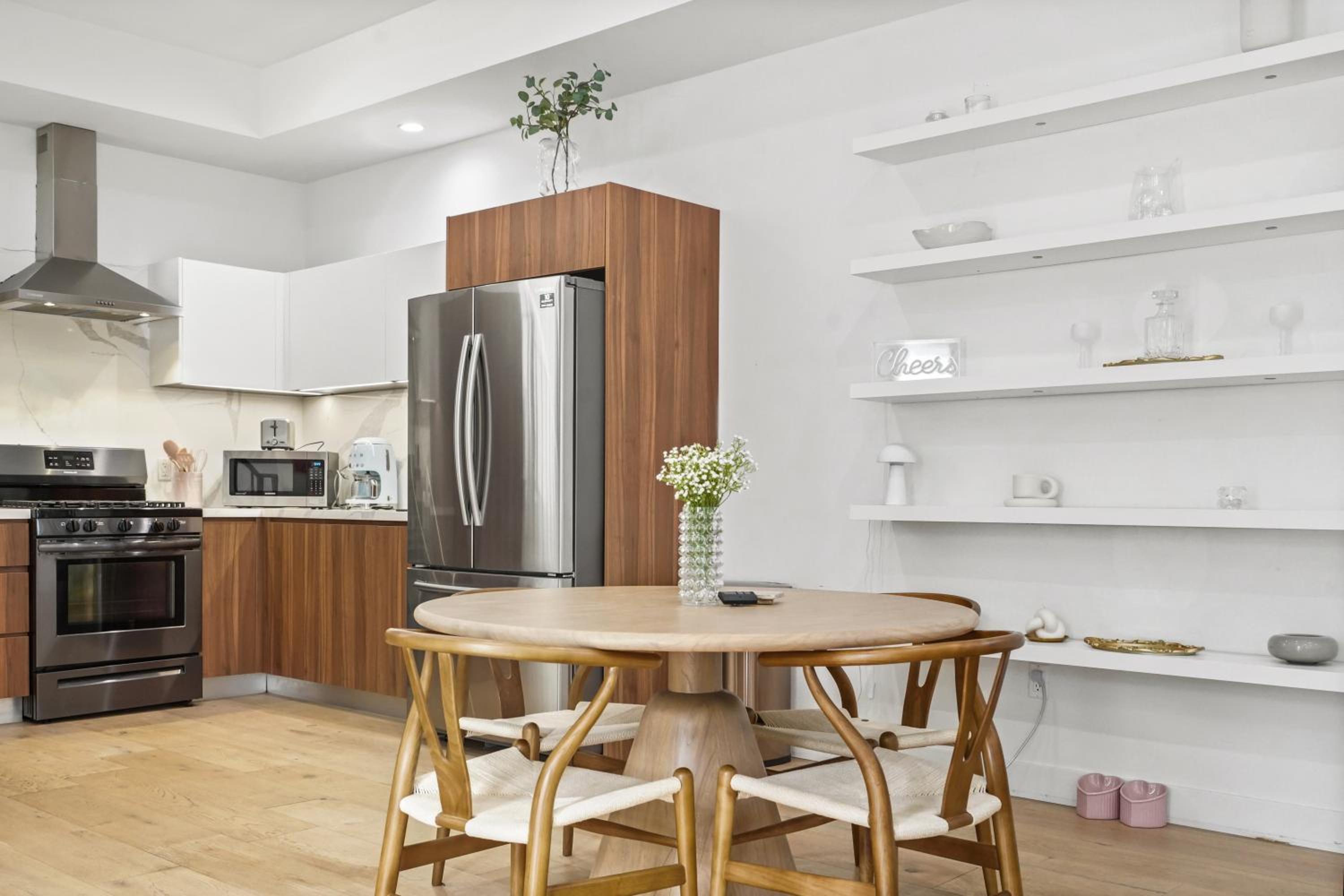 Scandinavian 2BR, 2Bath Townhome, Pet & Kid Friendly, Free Parking, 10min to Venice Beach!