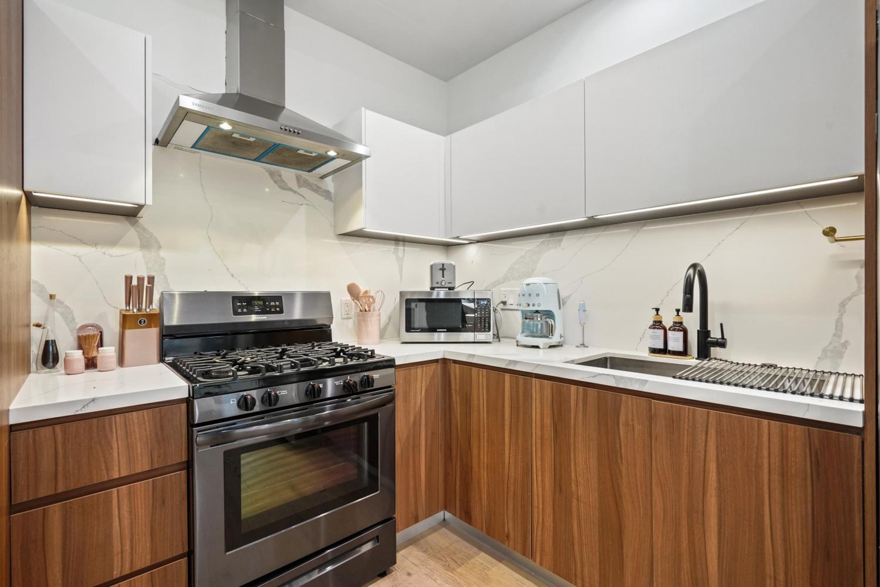 Scandinavian 2BR, 2Bath Townhome, Pet & Kid Friendly, Free Parking, 10min to Venice Beach!