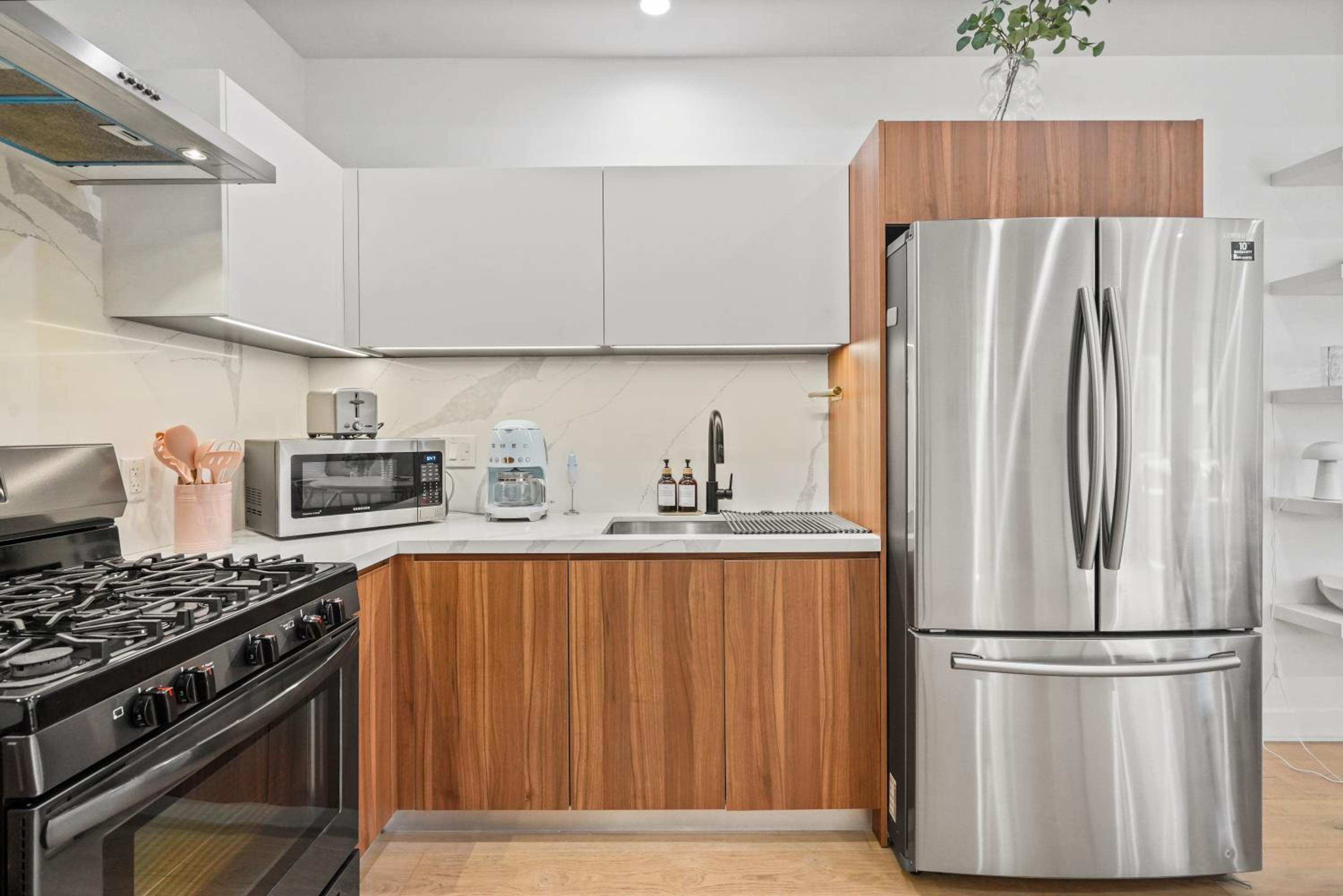 Scandinavian 2BR, 2Bath Townhome, Pet & Kid Friendly, Free Parking, 10min to Venice Beach!