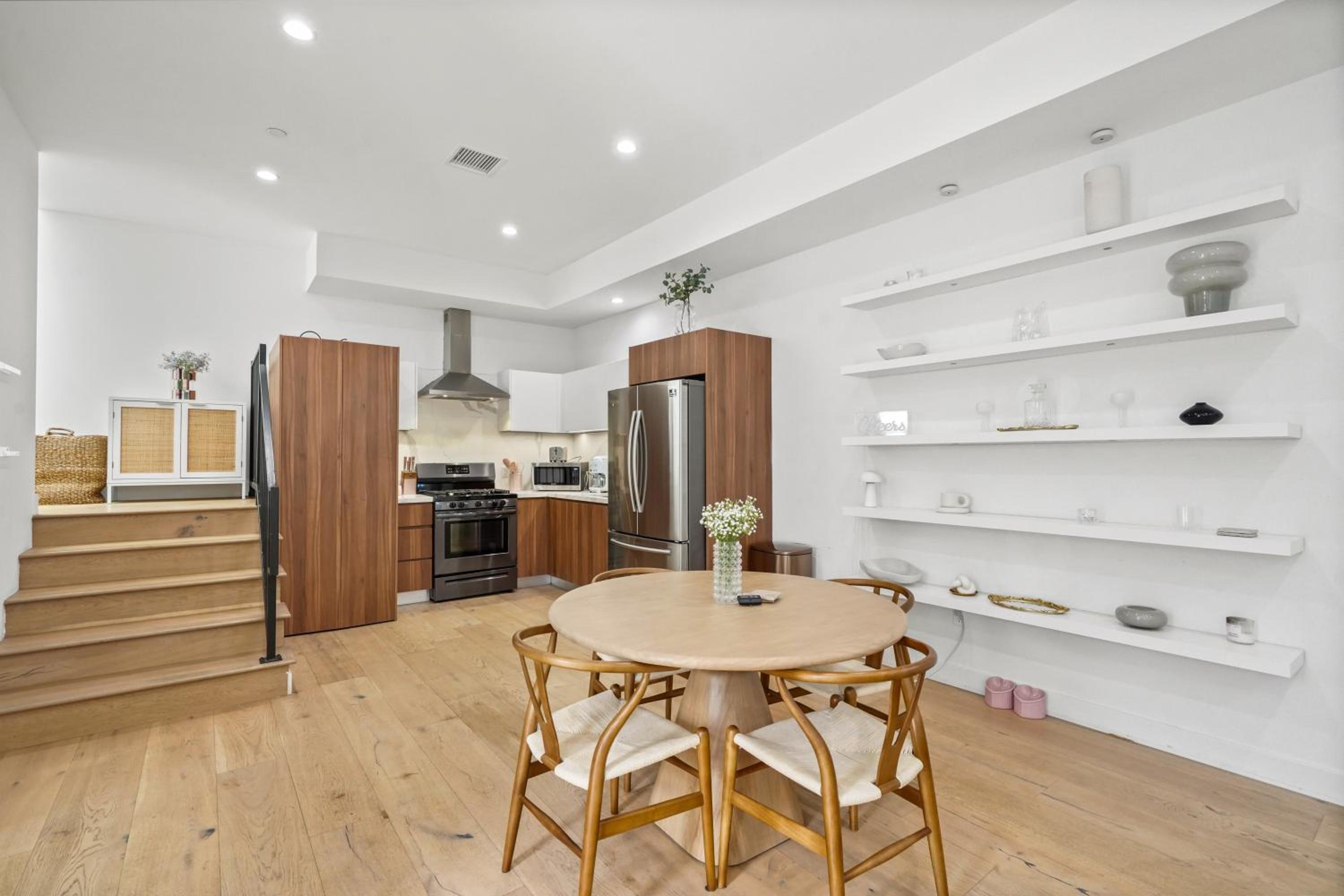 Scandinavian 2BR, 2Bath Townhome, Pet & Kid Friendly, Free Parking, 10min to Venice Beach!