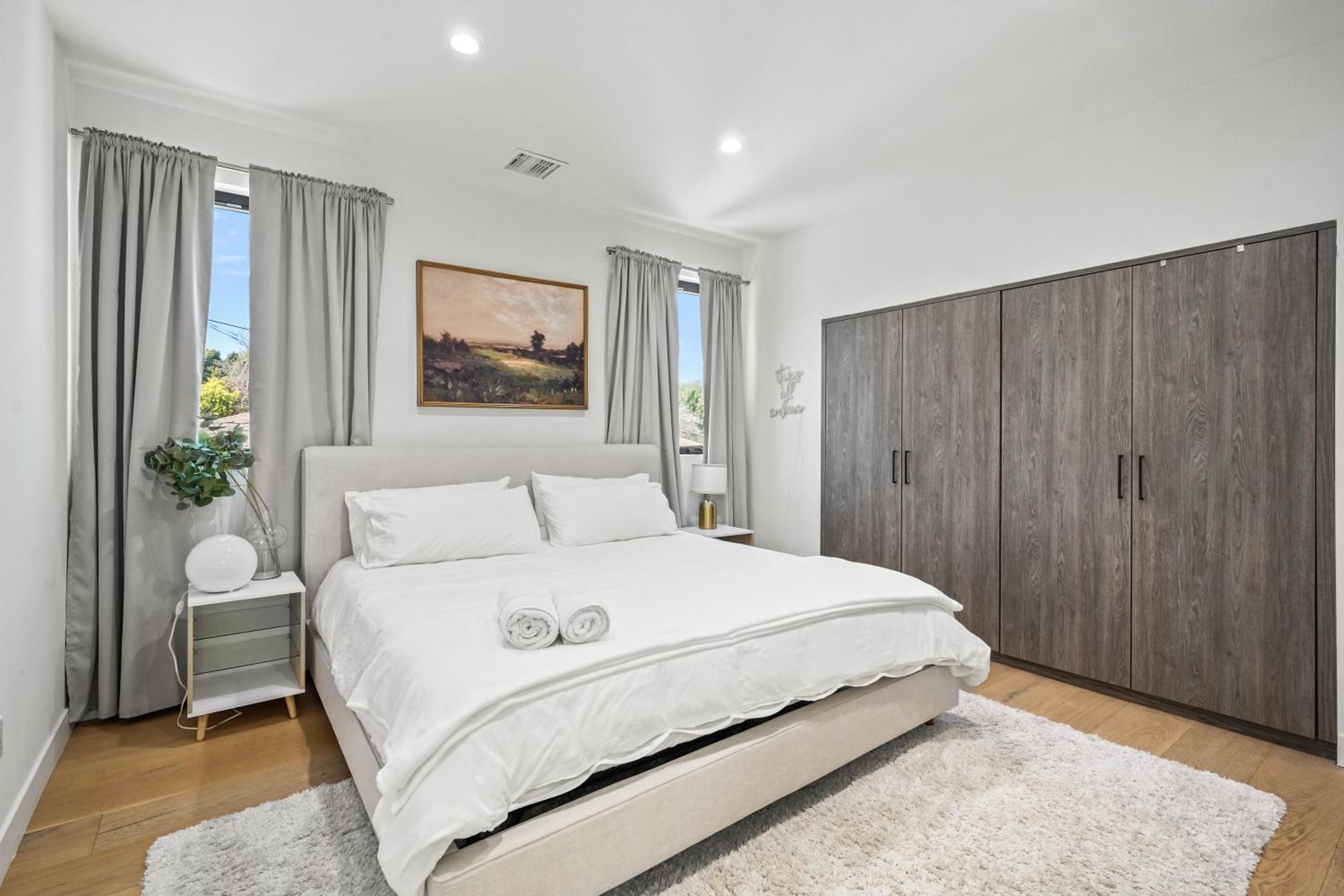 Scandinavian 2BR, 2Bath Townhome, Pet & Kid Friendly, Free Parking, 10min to Venice Beach!
