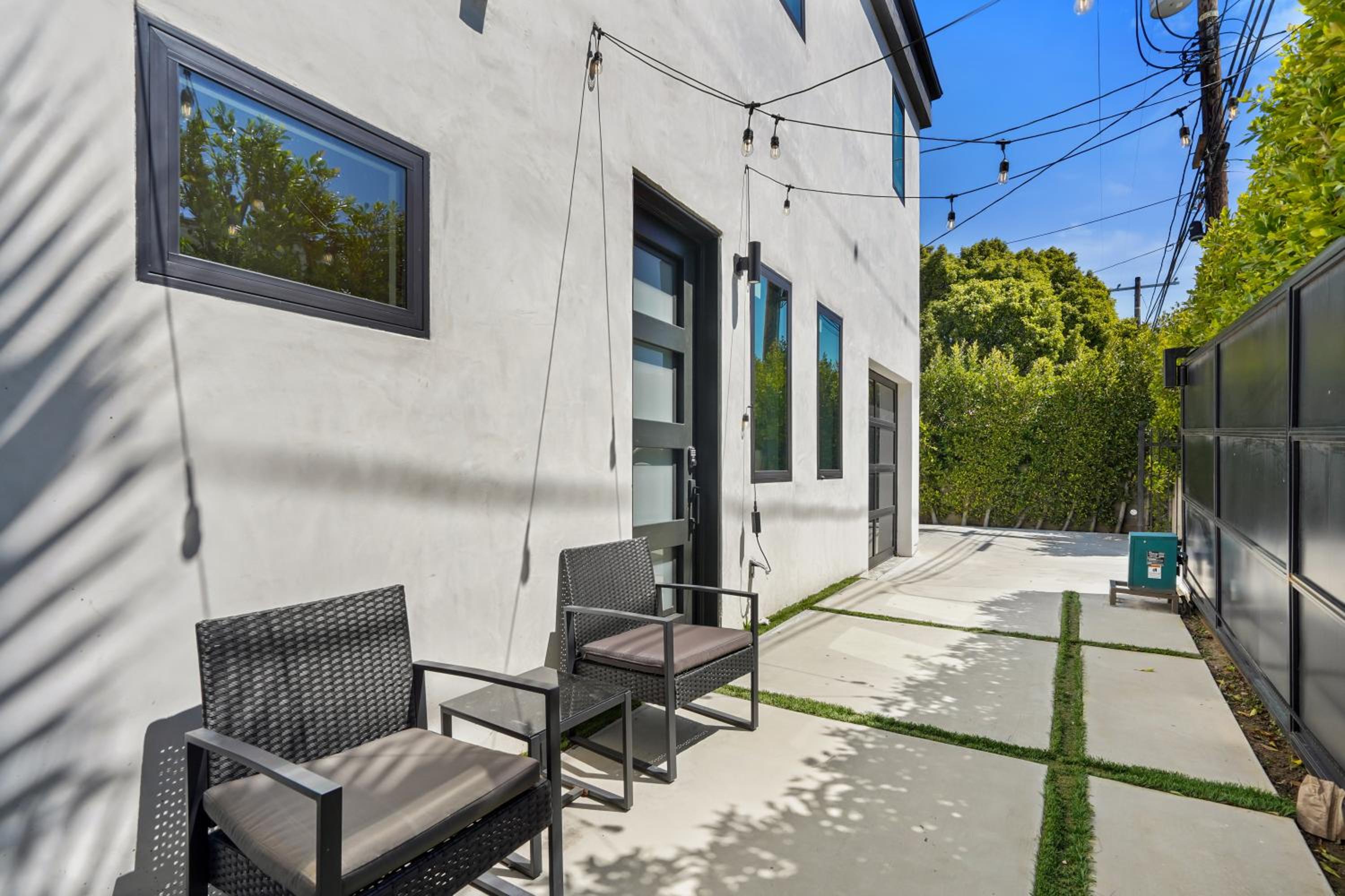 Scandinavian 2BR, 2Bath Townhome, Pet & Kid Friendly, Free Parking, 10min to Venice Beach!