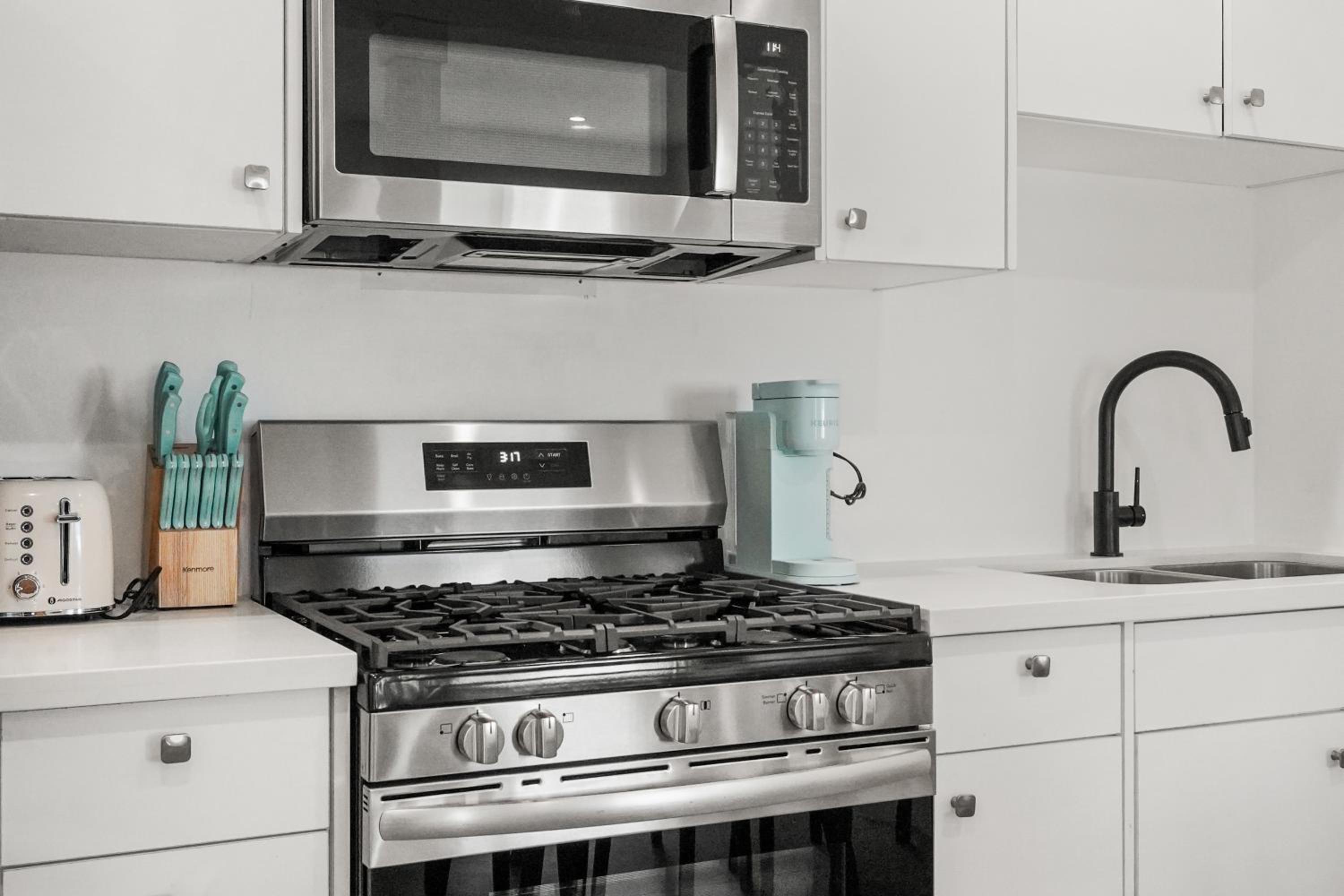Private Cozy Guest House, King Bed, Parking, Pet Friendly near Penmar Golf Course!