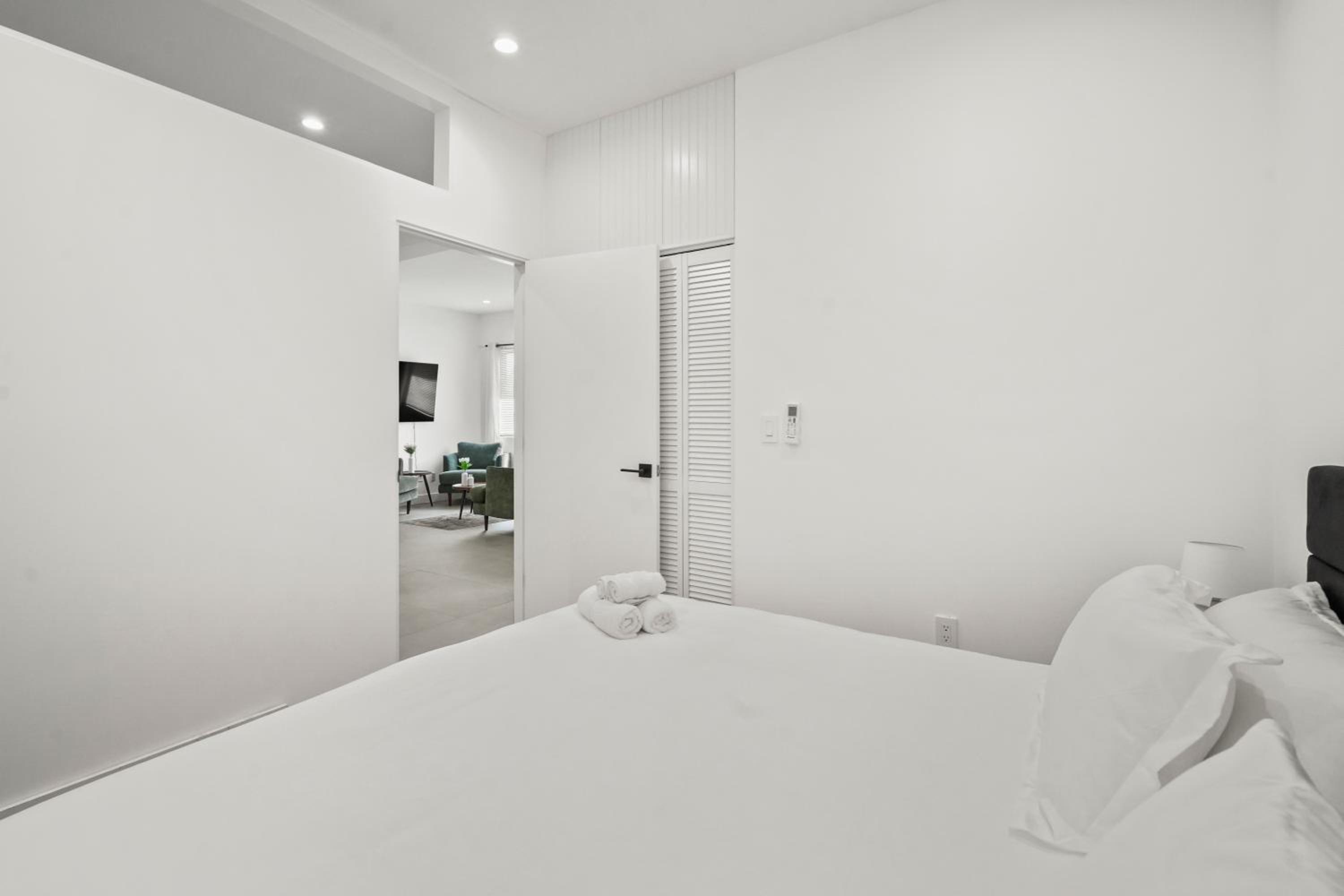 Private Cozy Guest House, King Bed, Parking, Pet Friendly near Penmar Golf Course!