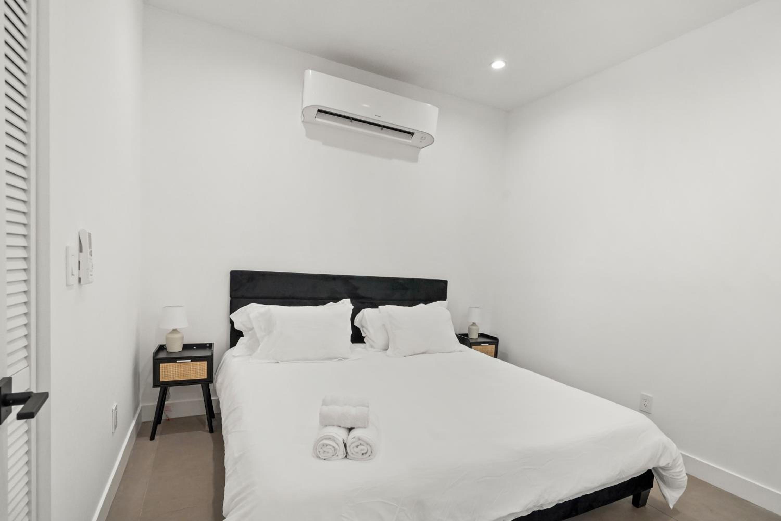 Private Cozy Guest House, King Bed, Parking, Pet Friendly near Penmar Golf Course!