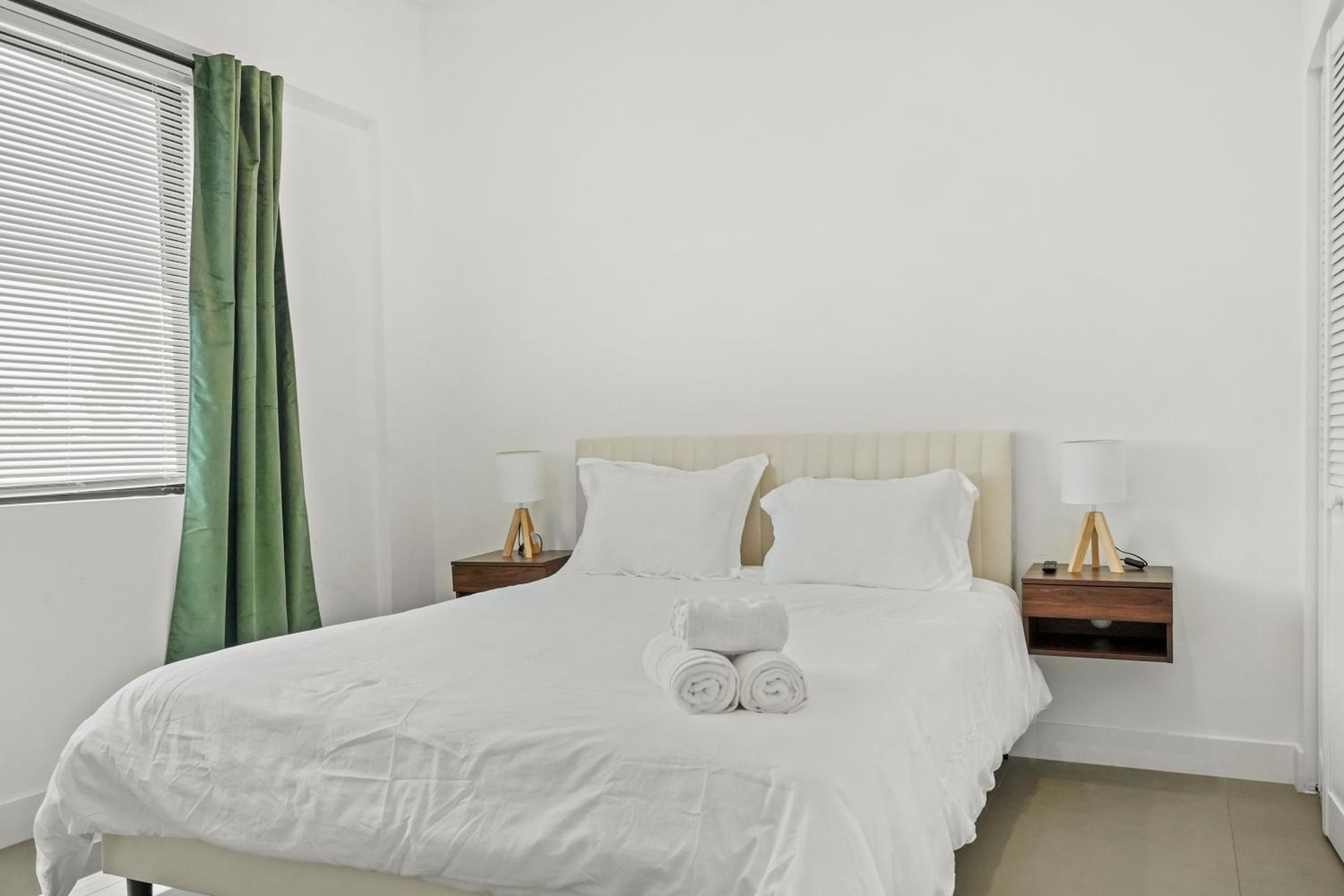 Private Cozy Guest House, King Bed, Parking, Pet Friendly near Penmar Golf Course!
