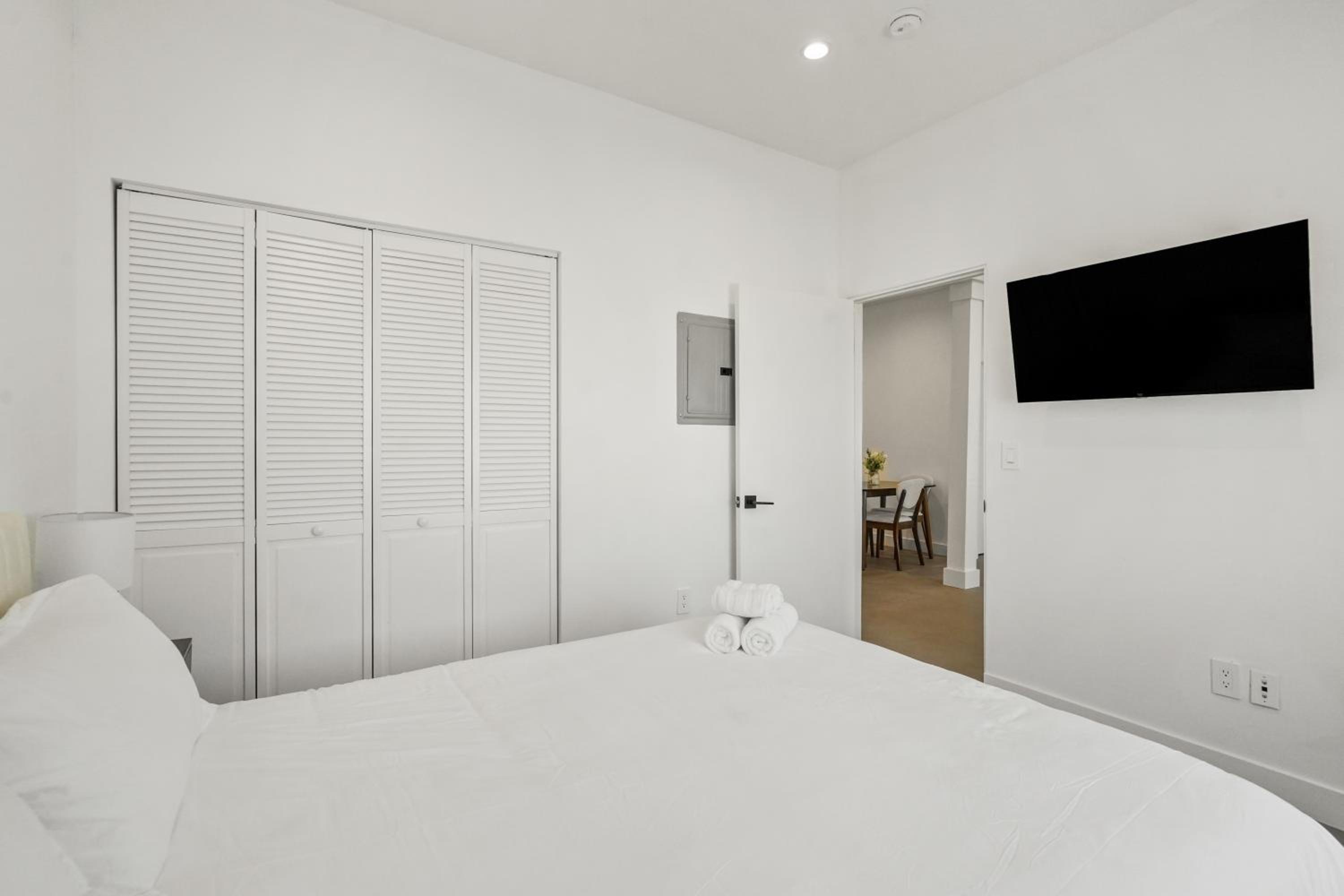 Private Cozy Guest House, King Bed, Parking, Pet Friendly near Penmar Golf Course!