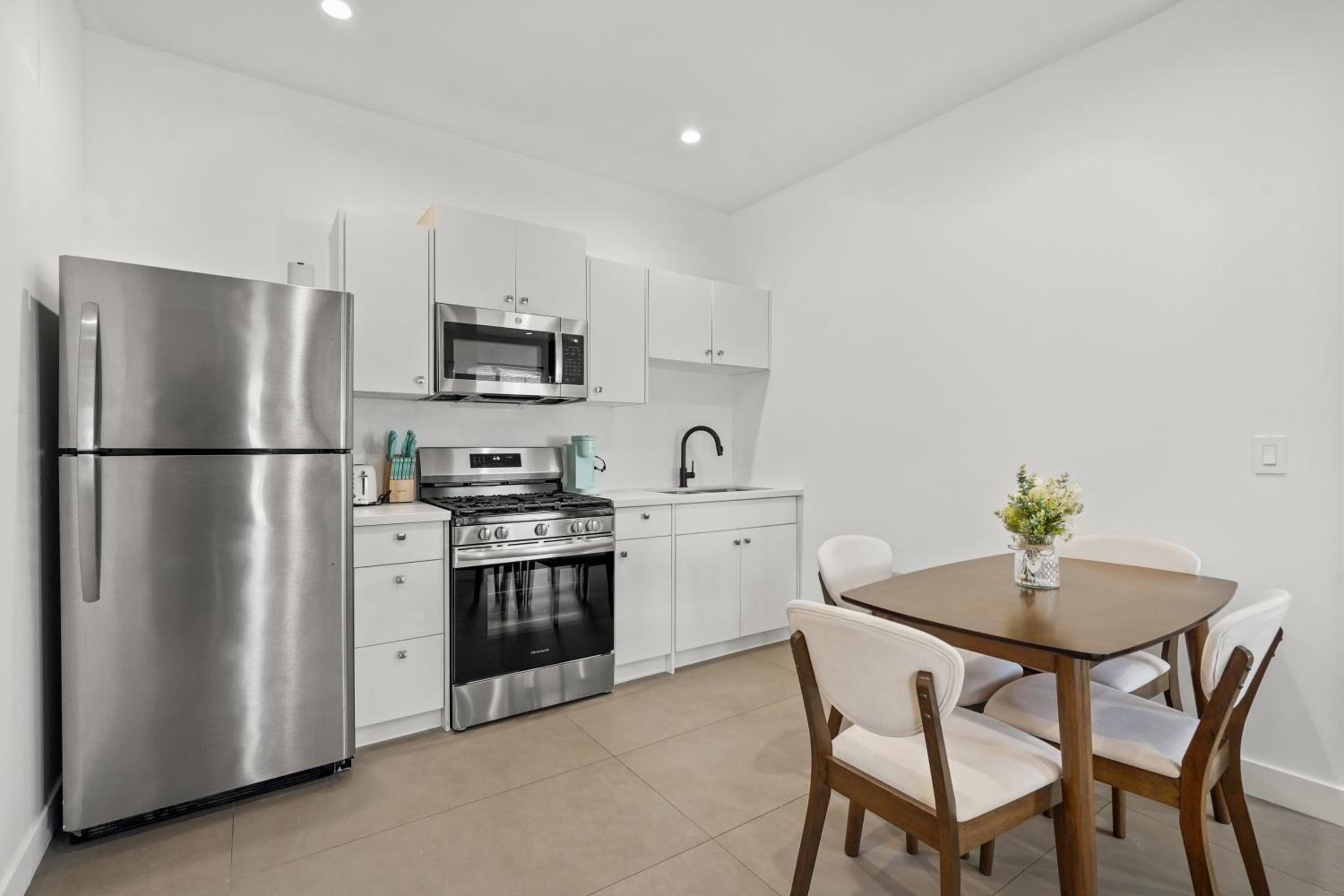 Private Cozy Guest House, King Bed, Parking, Pet Friendly near Penmar Golf Course!
