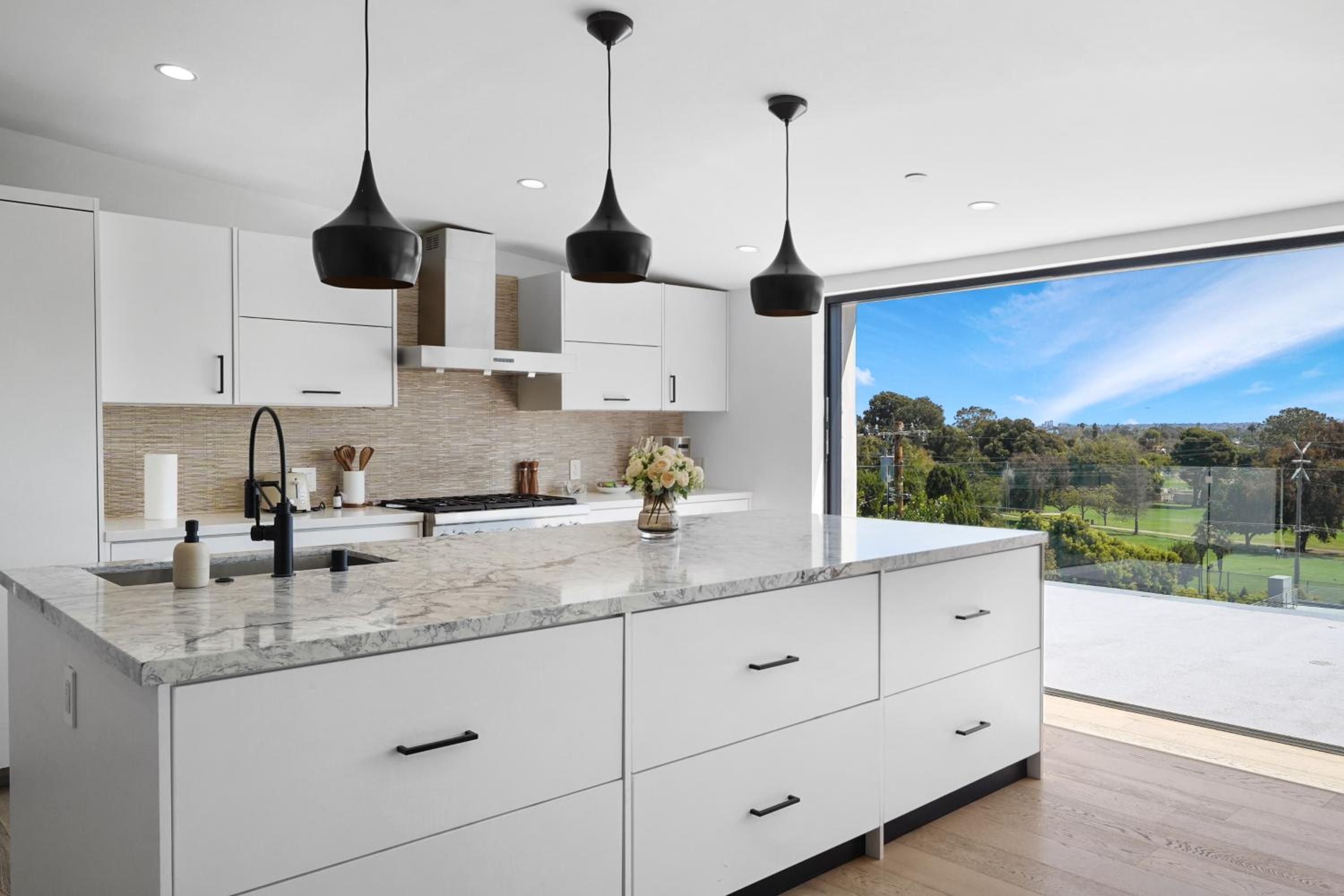 Stunning Modern 5BR Family Mansion, Panoramic views of Penmar Golf, Pet Friendly!