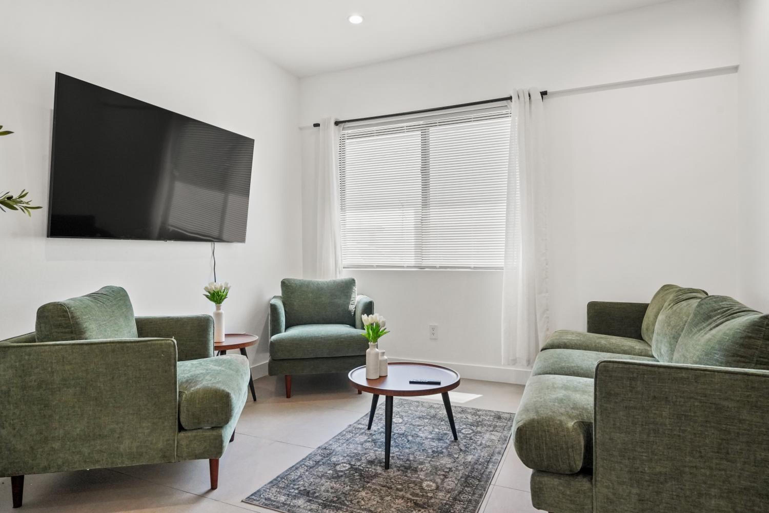 Private Cozy Guest House, King Bed, Parking, Pet Friendly near Penmar Golf Course!