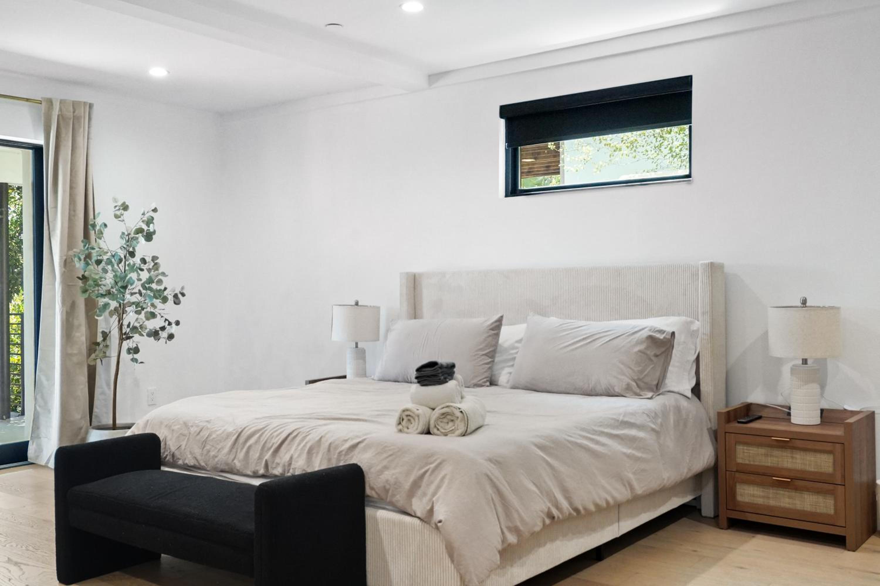 Stunning Modern 5BR Family Mansion, Panoramic views of Penmar Golf, Pet Friendly!