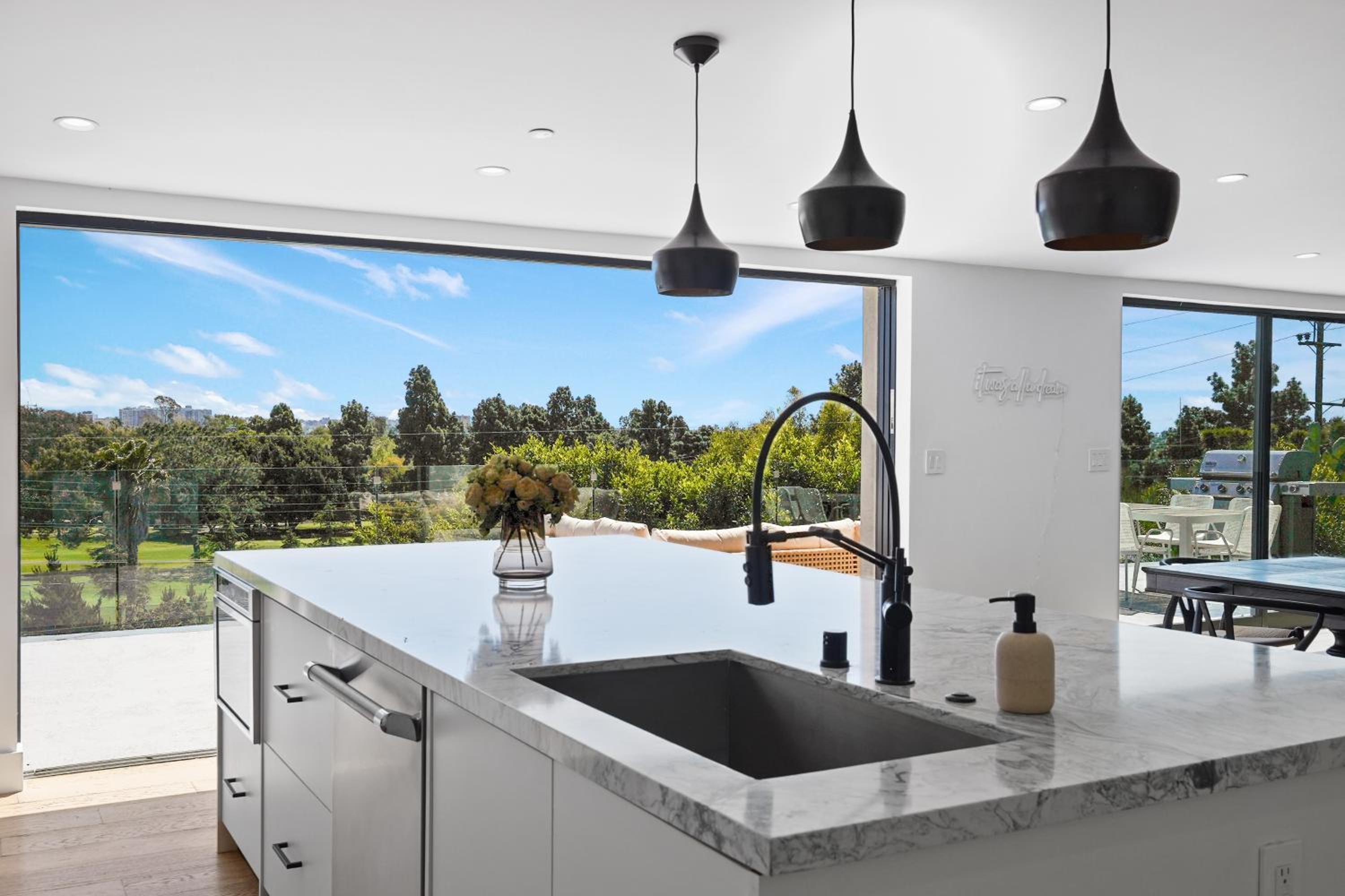 Stunning Modern 5BR Family Mansion, Panoramic views of Penmar Golf, Pet Friendly!