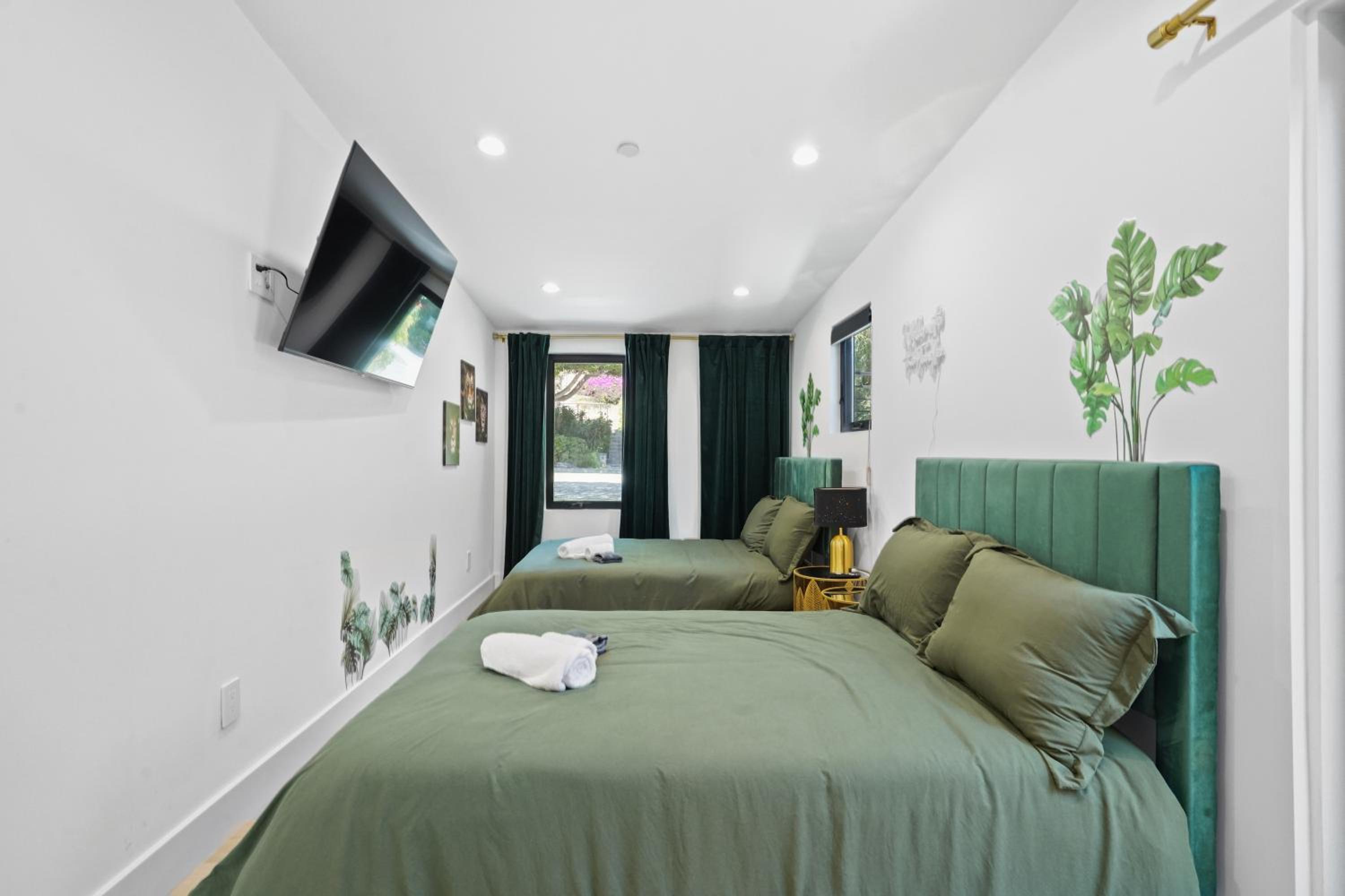 Stunning Modern 5BR Family Mansion, Panoramic views of Penmar Golf, Pet Friendly!