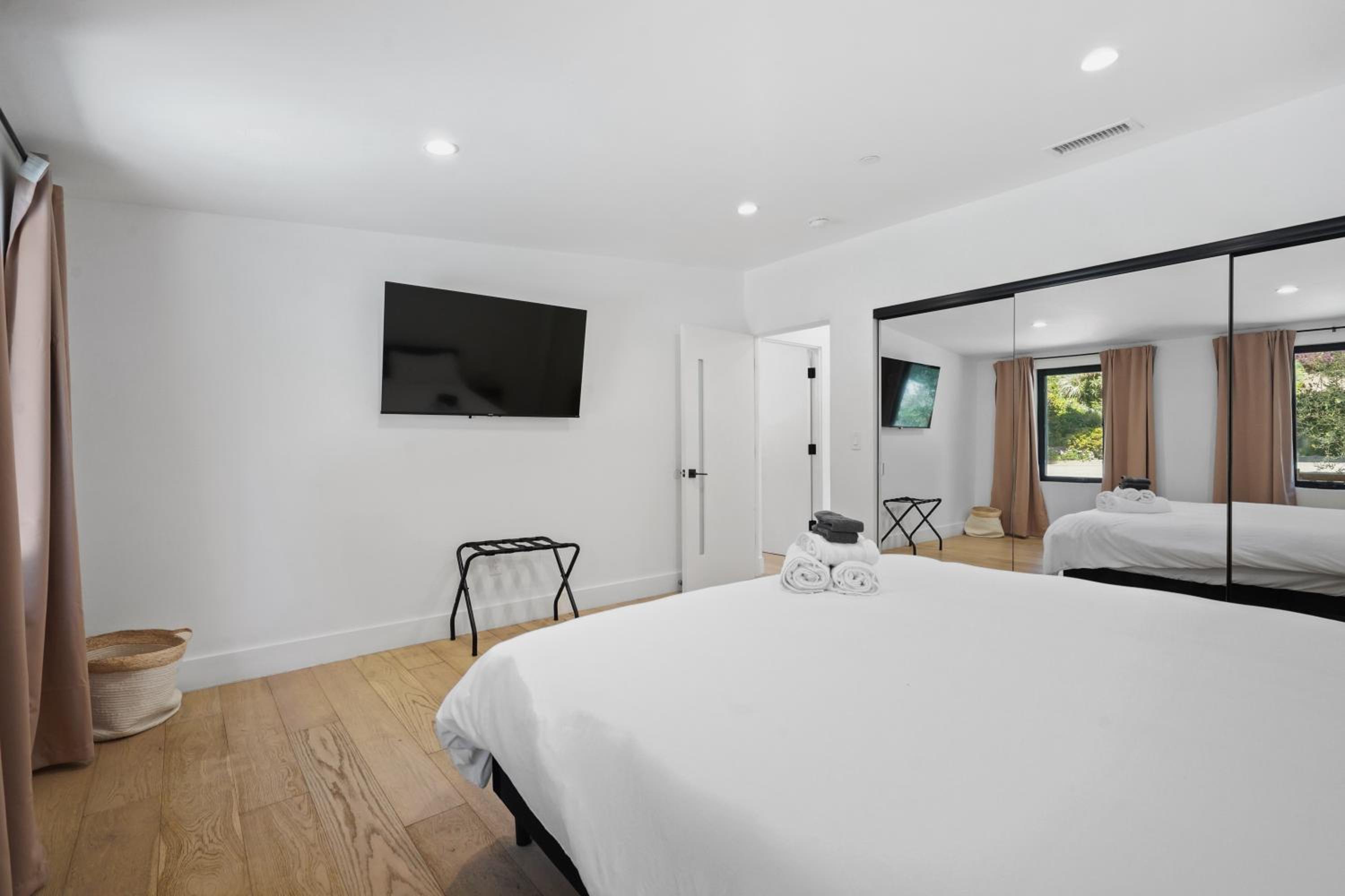 Stunning Modern 5BR Family Mansion, Panoramic views of Penmar Golf, Pet Friendly!