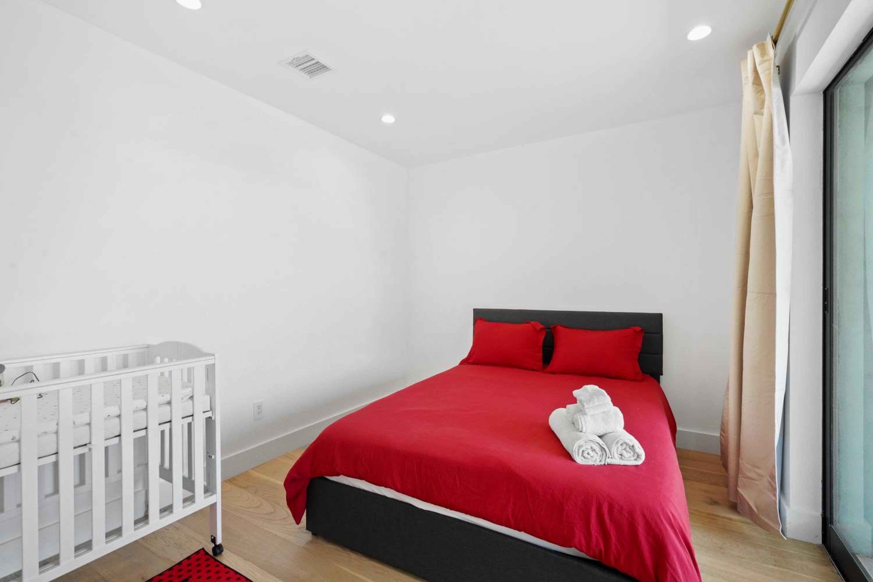 Stunning Modern 5BR Family Mansion, Panoramic views of Penmar Golf, Pet Friendly!