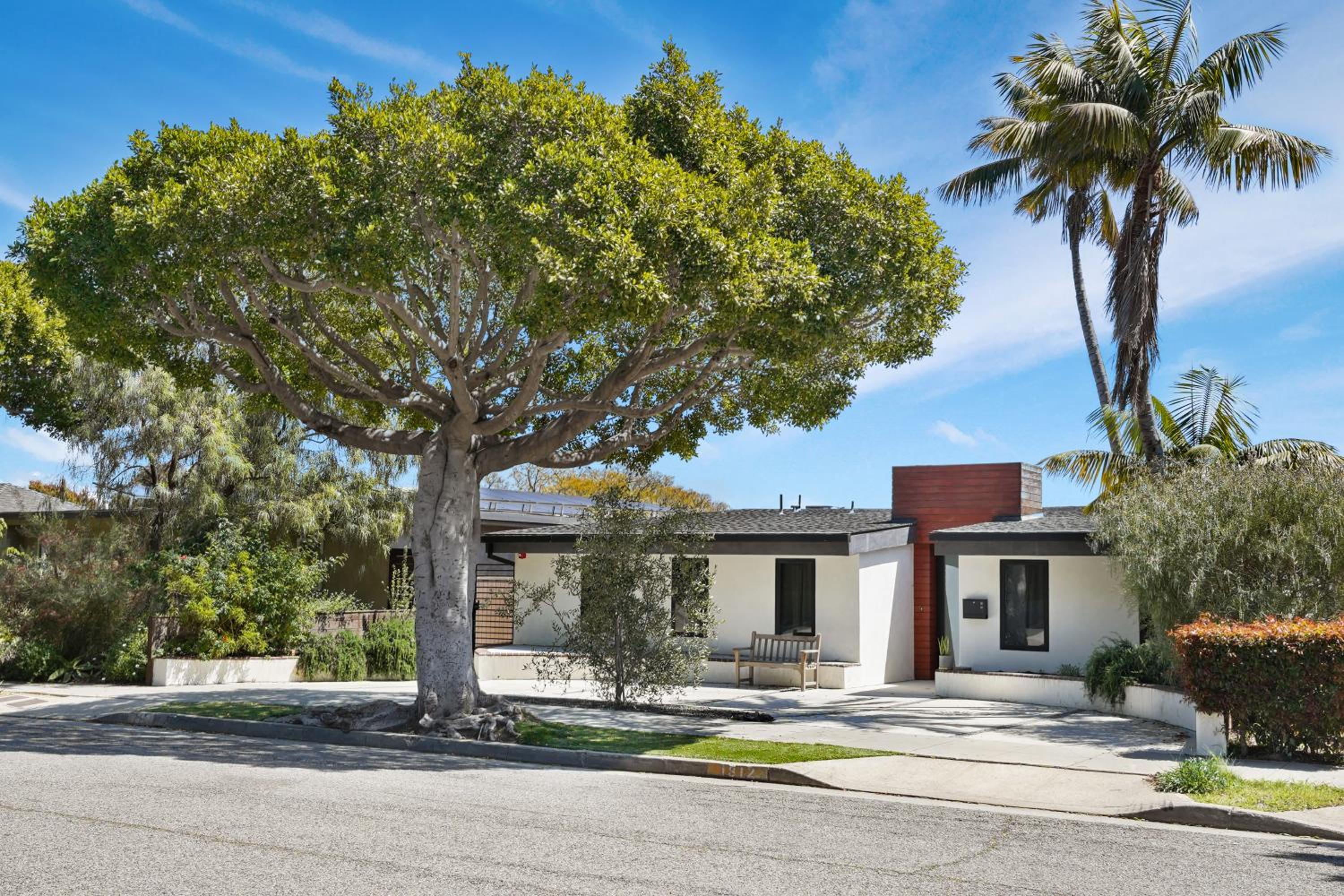 Stunning Modern 5BR Family Mansion, Panoramic views of Penmar Golf, Pet Friendly!