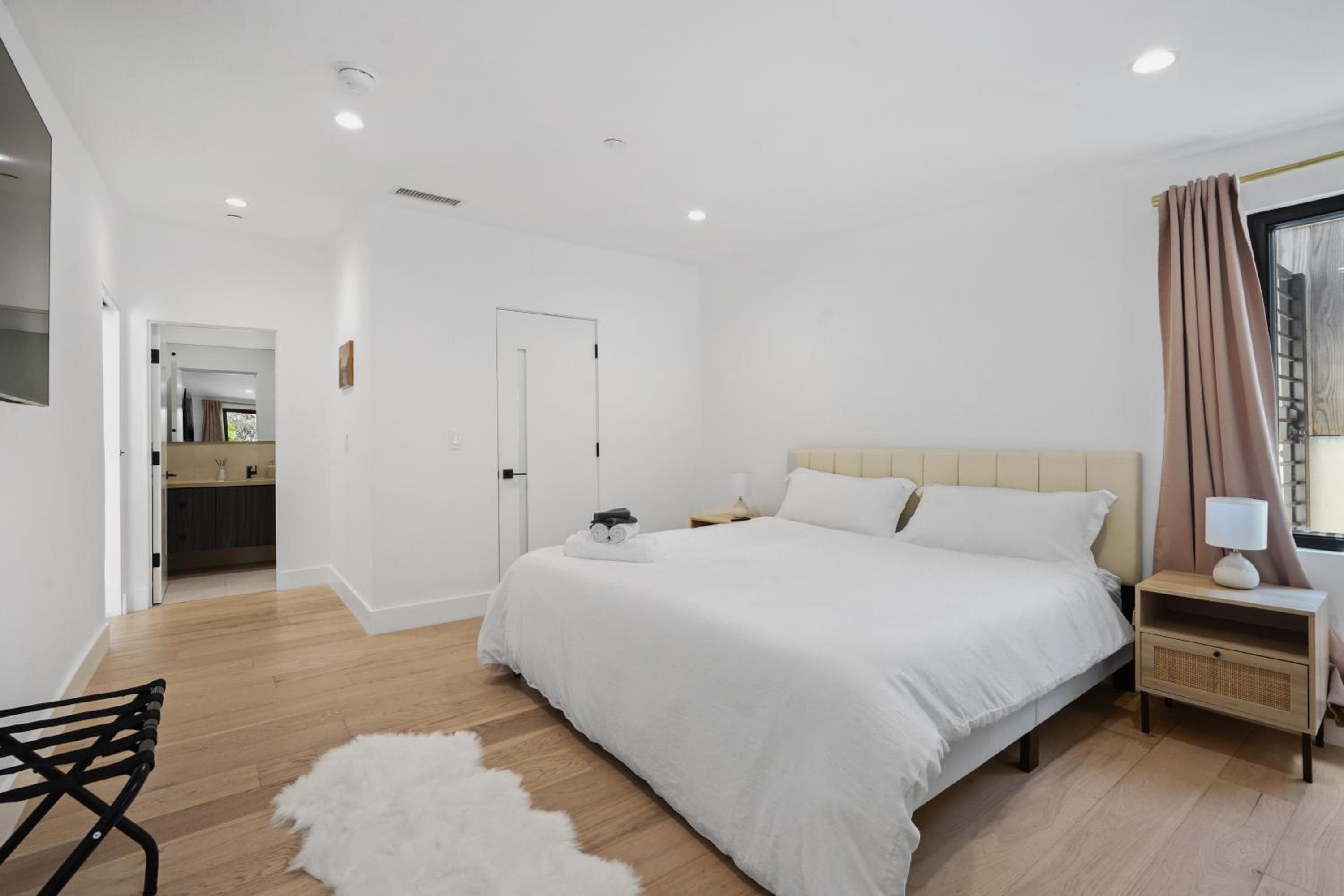 Stunning Modern 5BR Family Mansion, Panoramic views of Penmar Golf, Pet Friendly!