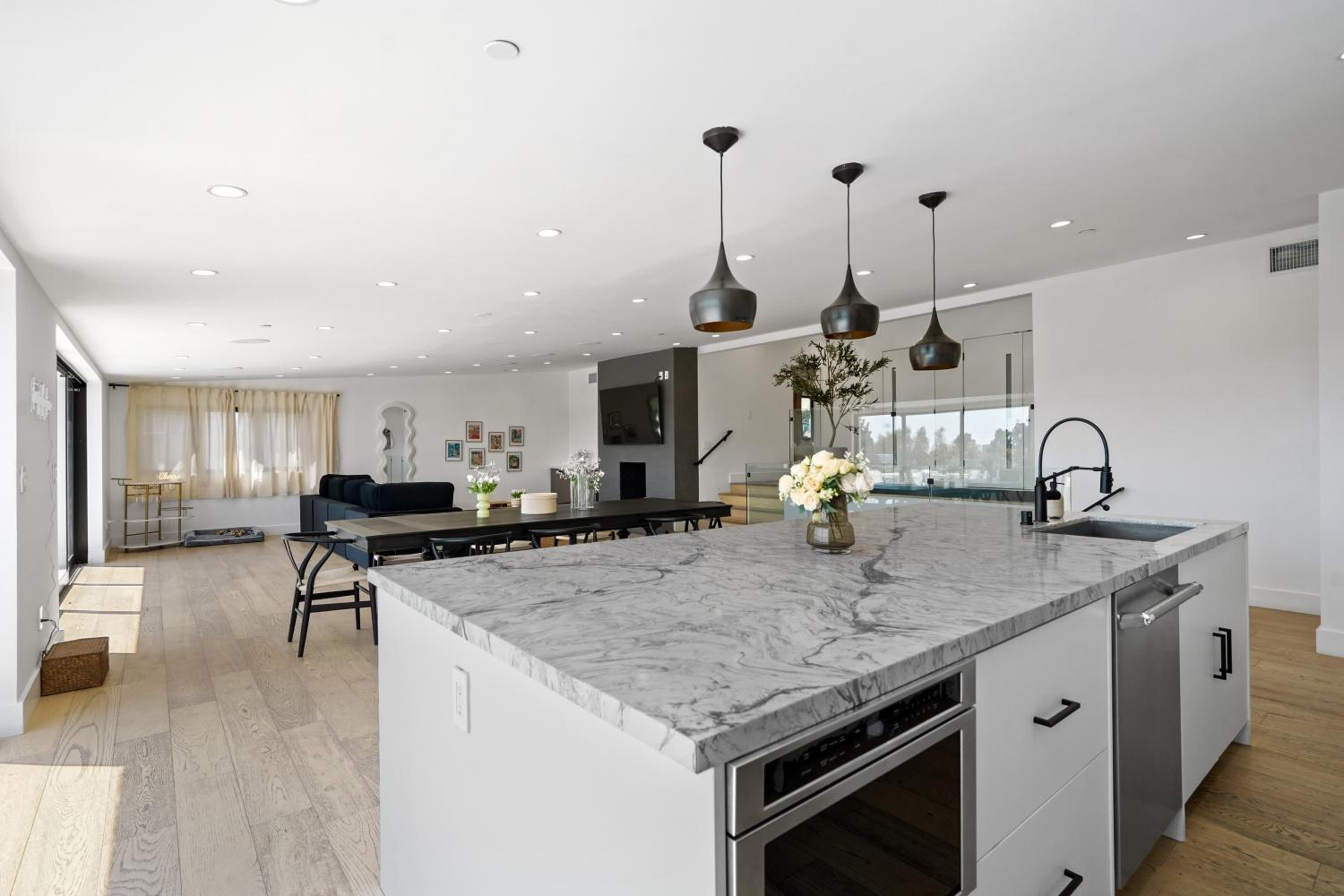 Stunning Modern 5BR Family Mansion, Panoramic views of Penmar Golf, Pet Friendly!