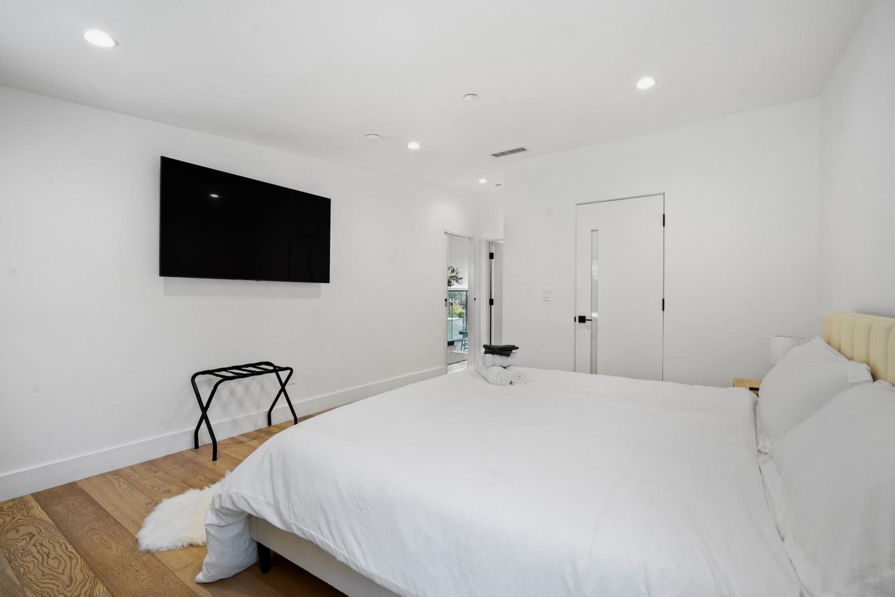 Stunning Modern 5BR Family Mansion, Panoramic views of Penmar Golf, Pet Friendly!