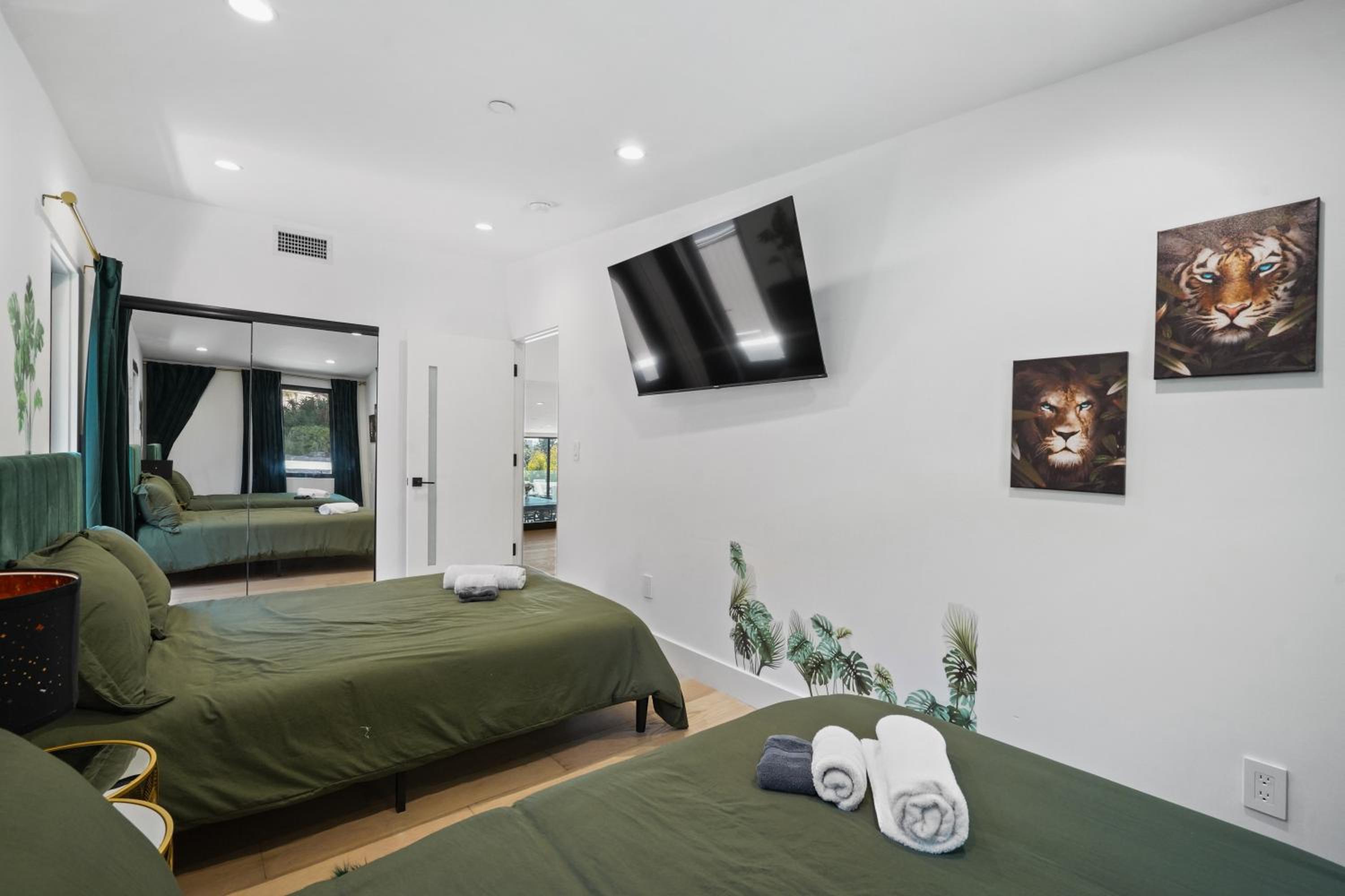 Stunning Modern 5BR Family Mansion, Panoramic views of Penmar Golf, Pet Friendly!