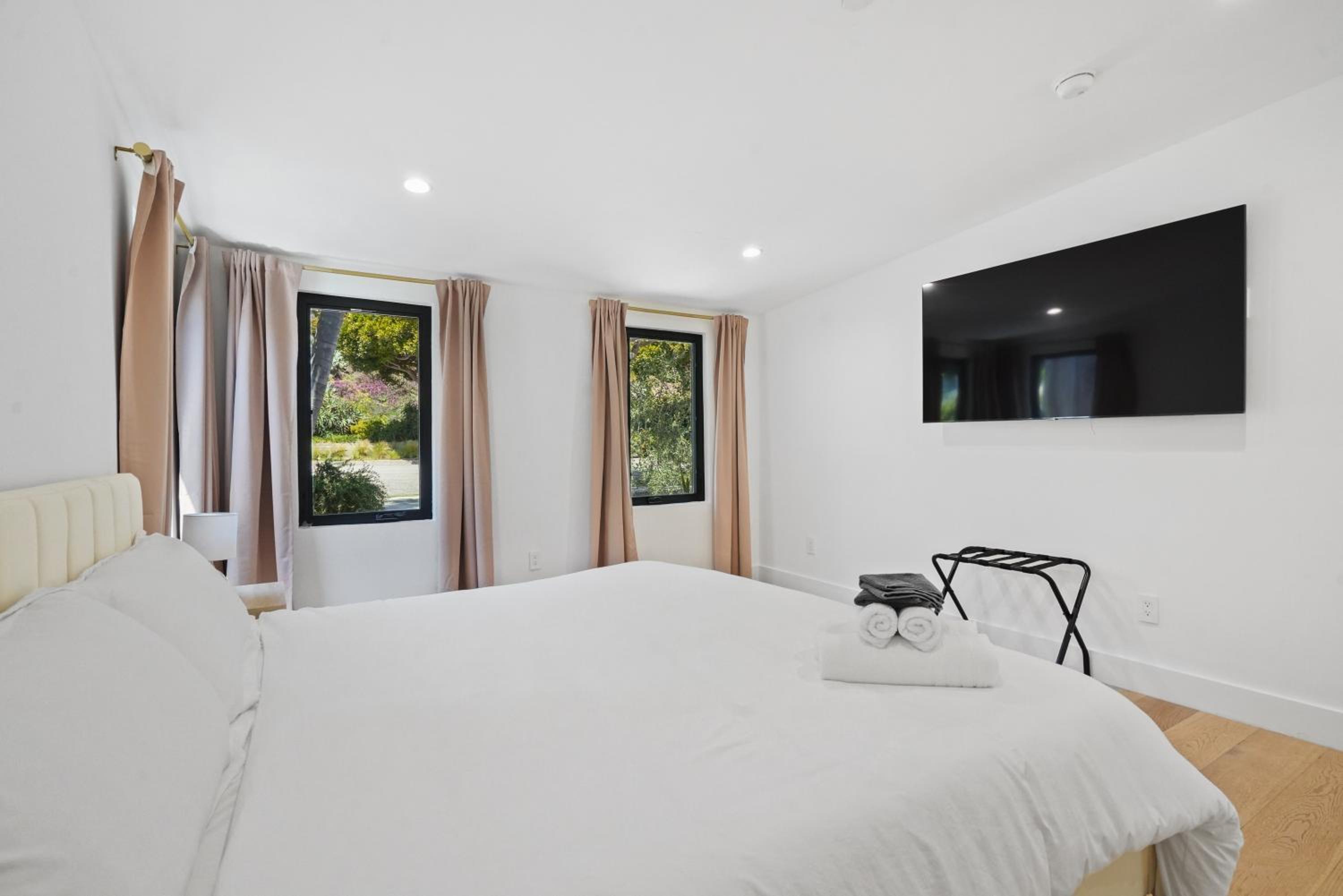 Stunning Modern 5BR Family Mansion, Panoramic views of Penmar Golf, Pet Friendly!