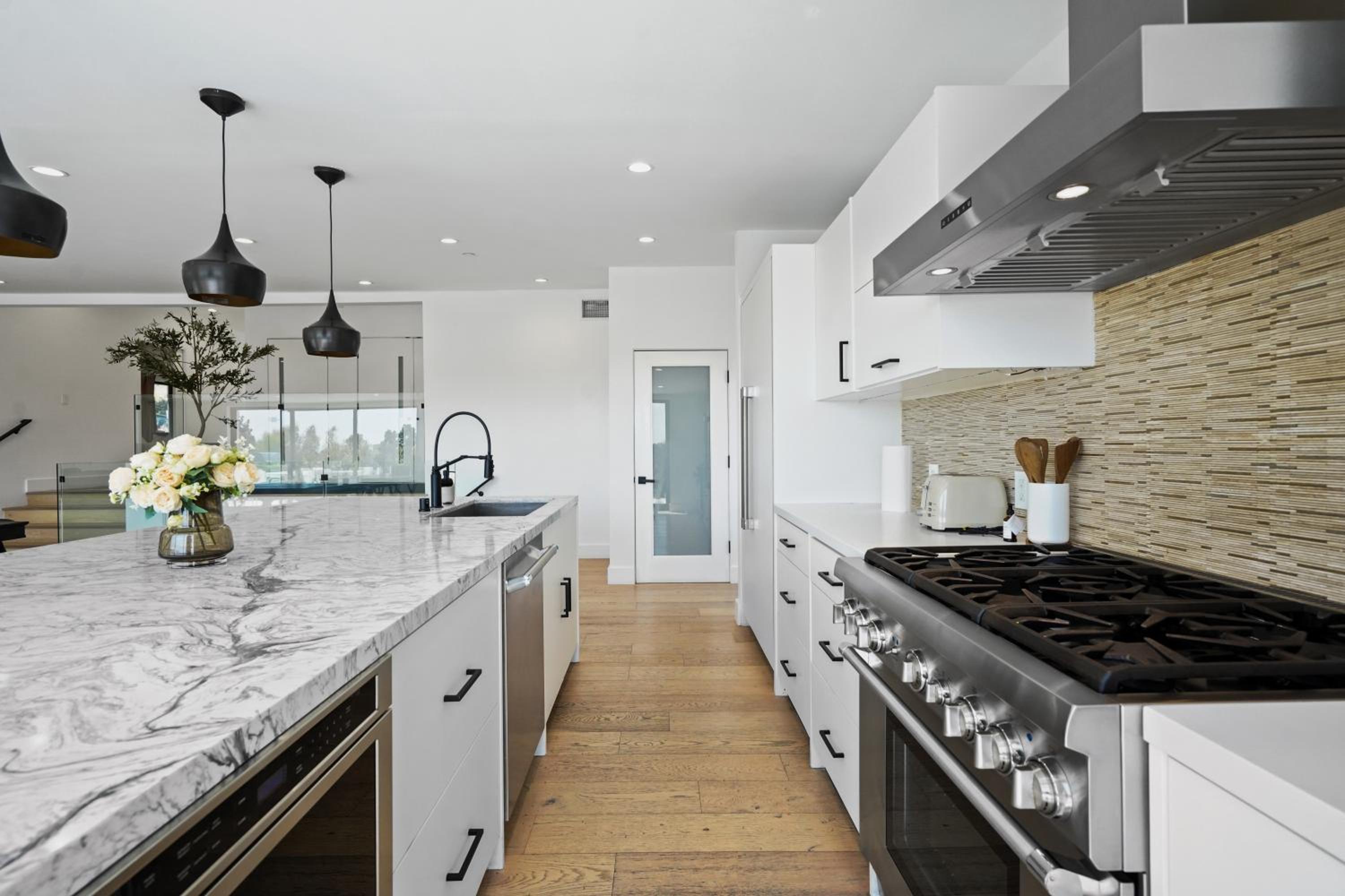 Stunning Modern 5BR Family Mansion, Panoramic views of Penmar Golf, Pet Friendly!