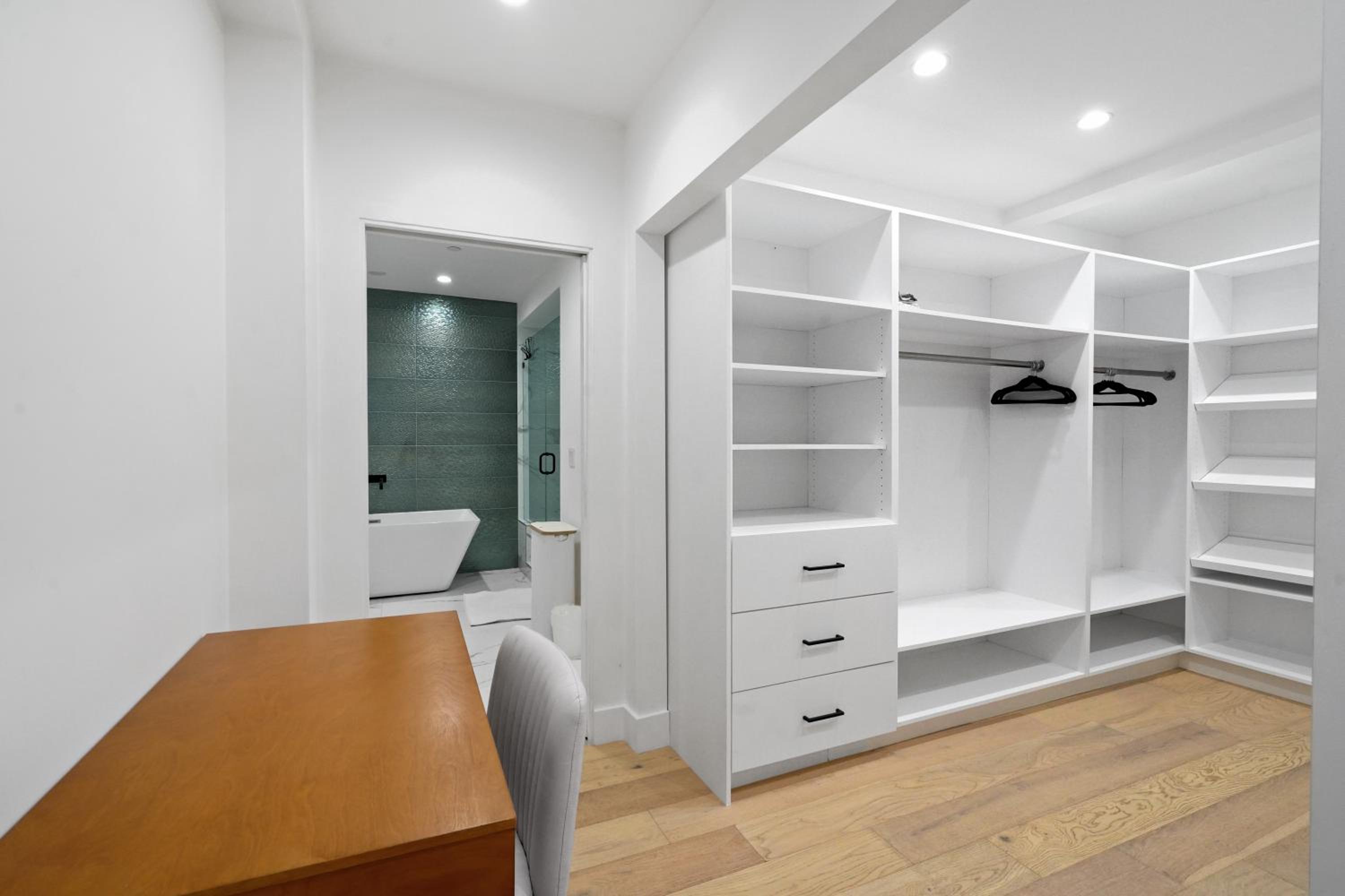 Stunning Modern 5BR Family Mansion, Panoramic views of Penmar Golf, Pet Friendly!