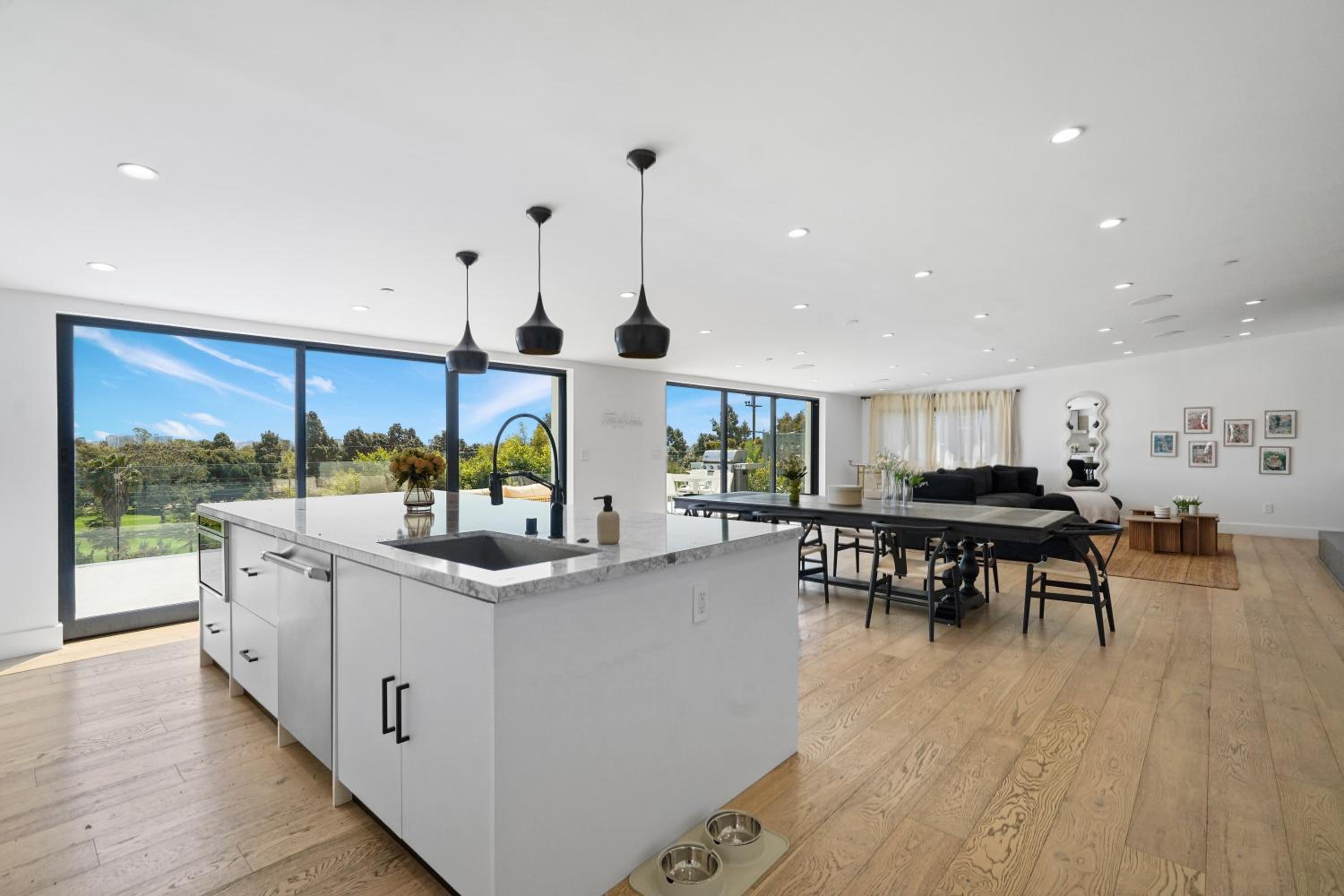 Stunning Modern 5BR Family Mansion, Panoramic views of Penmar Golf, Pet Friendly!
