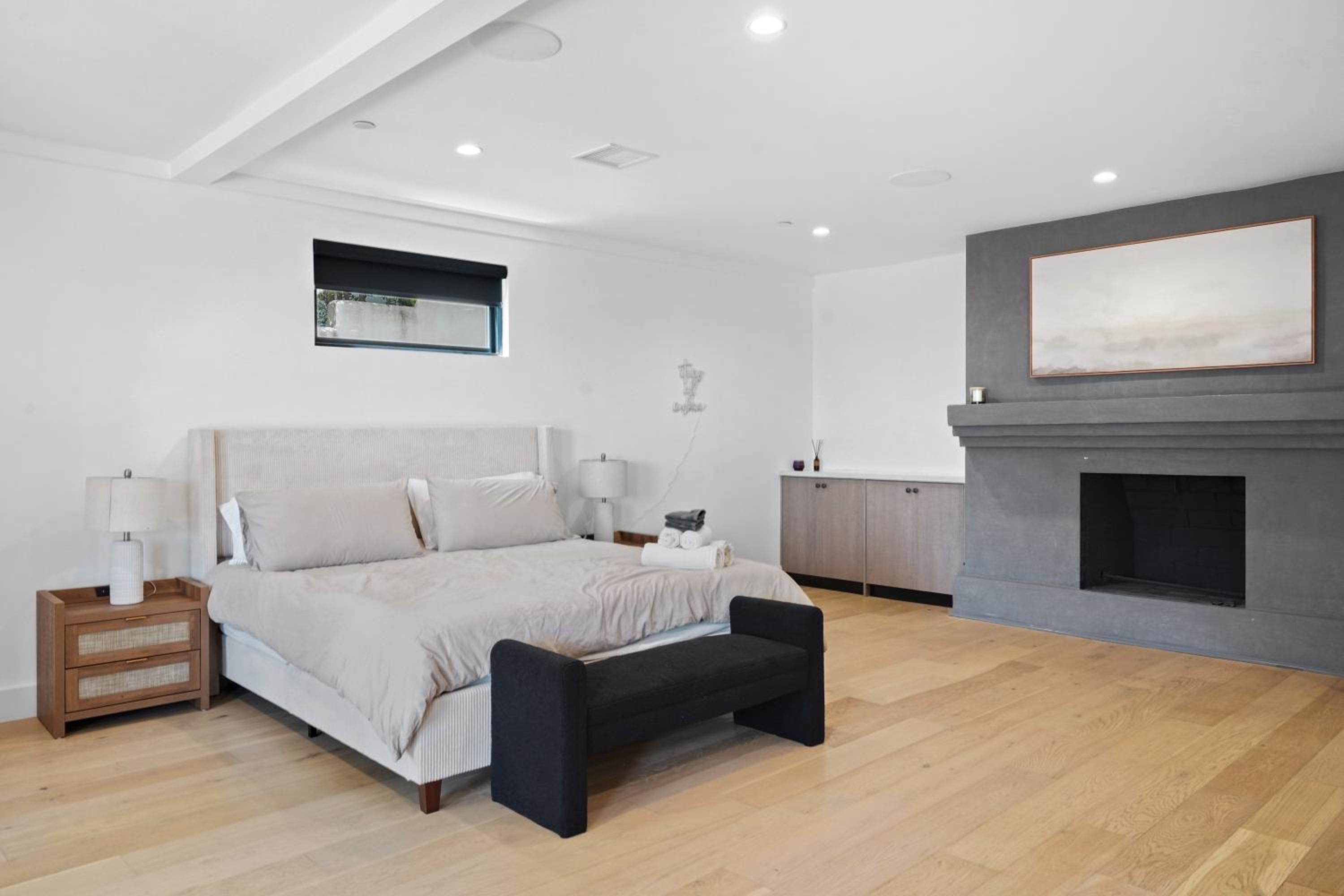 Stunning Modern 5BR Family Mansion, Panoramic views of Penmar Golf, Pet Friendly!