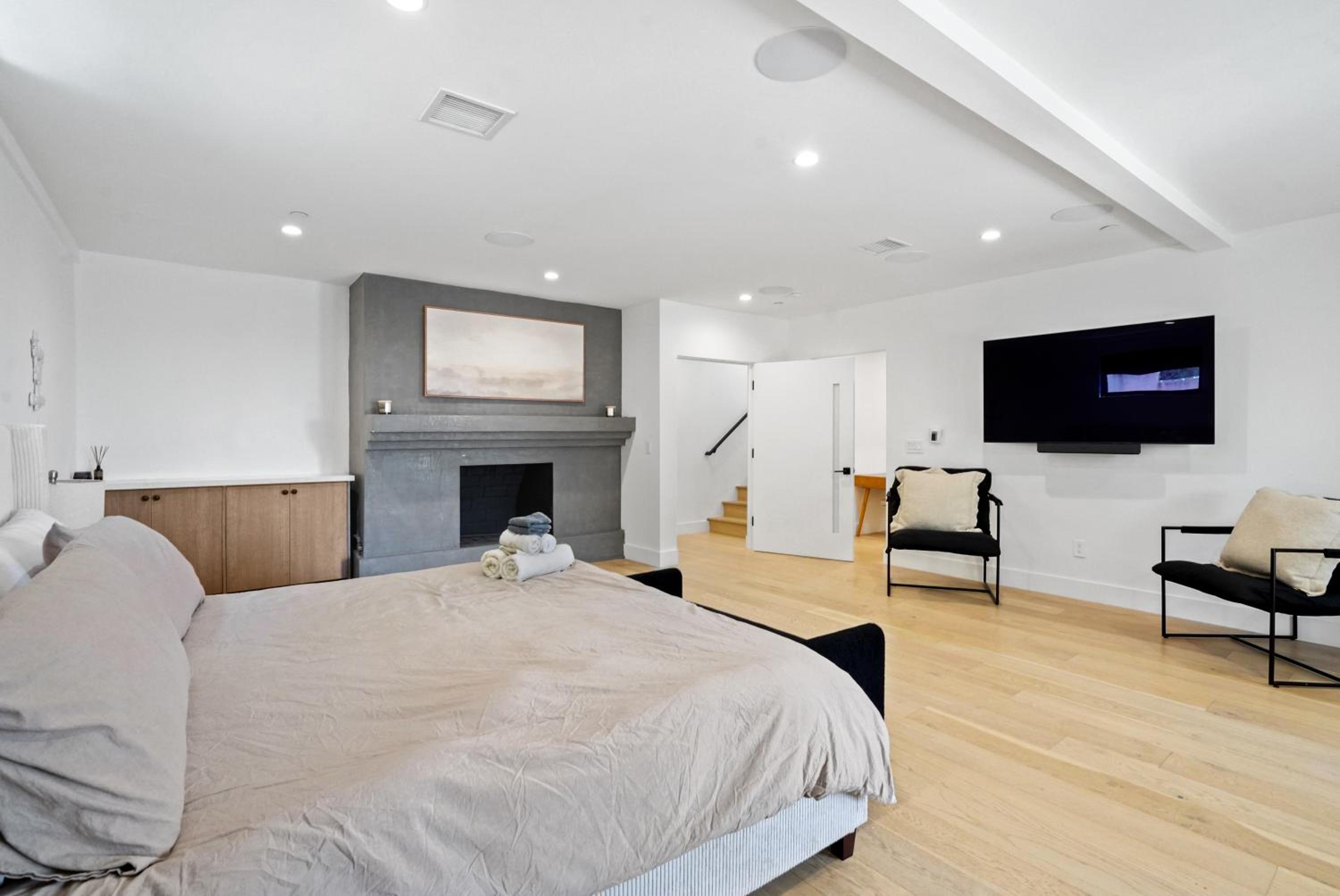 Stunning Modern 5BR Family Mansion, Panoramic views of Penmar Golf, Pet Friendly!